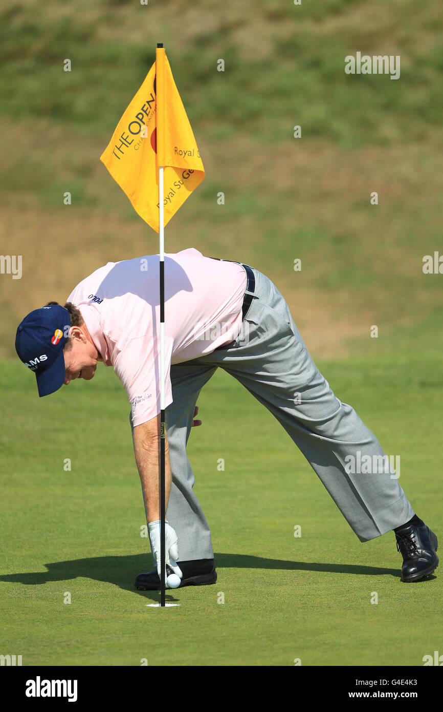 Der US-Amerikaner Tom Watson holt seinen Ball aus dem Loch Das Grün des 6. Lochs nach dem Holen In einem Stockfoto