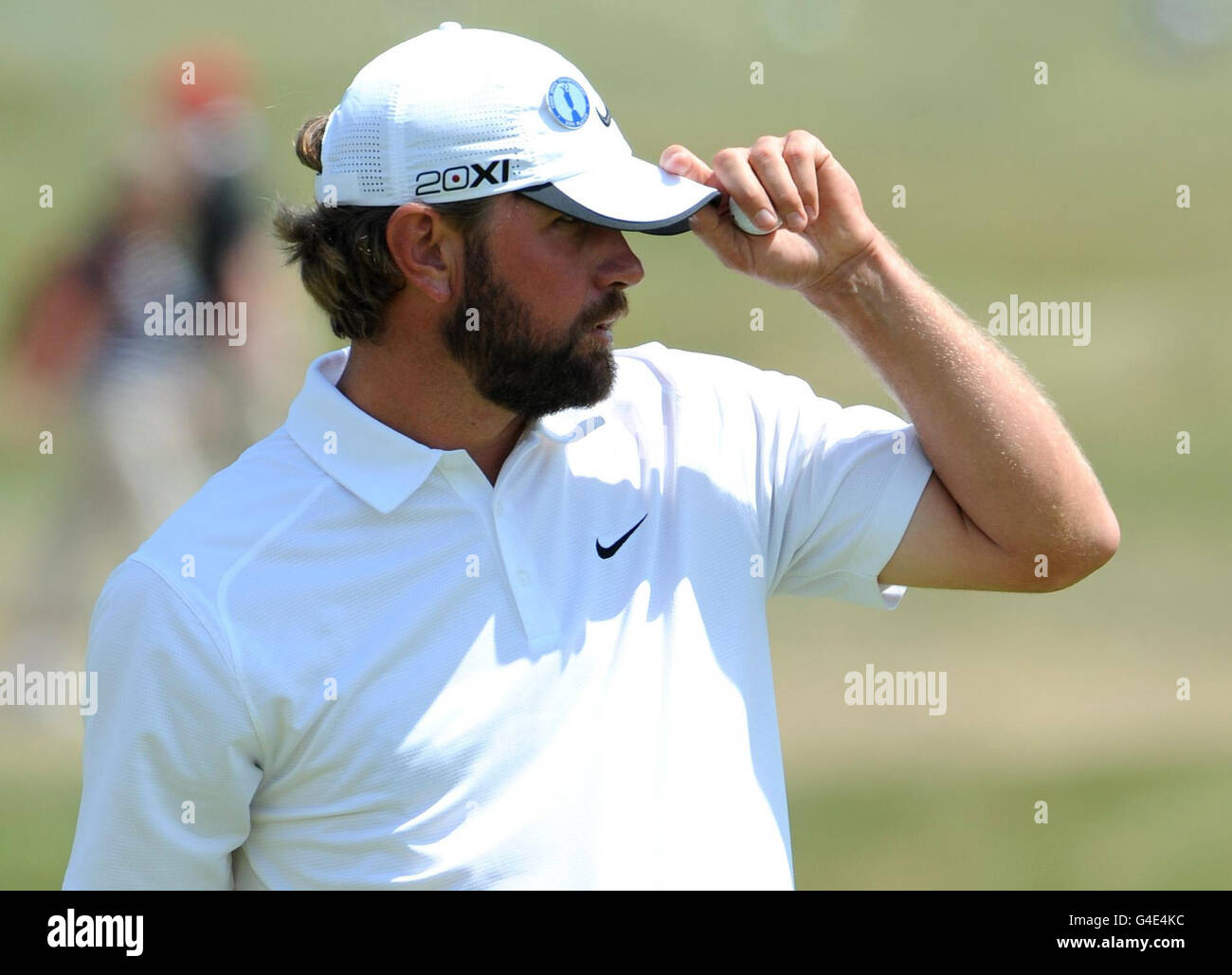 Der US-Amerikaner Lucas Glover würdigt die Menge auf dem achtzehnten Grün während des zweiten Rundes der Open Championship 2011 im Royal St George's, Sandwich. Stockfoto