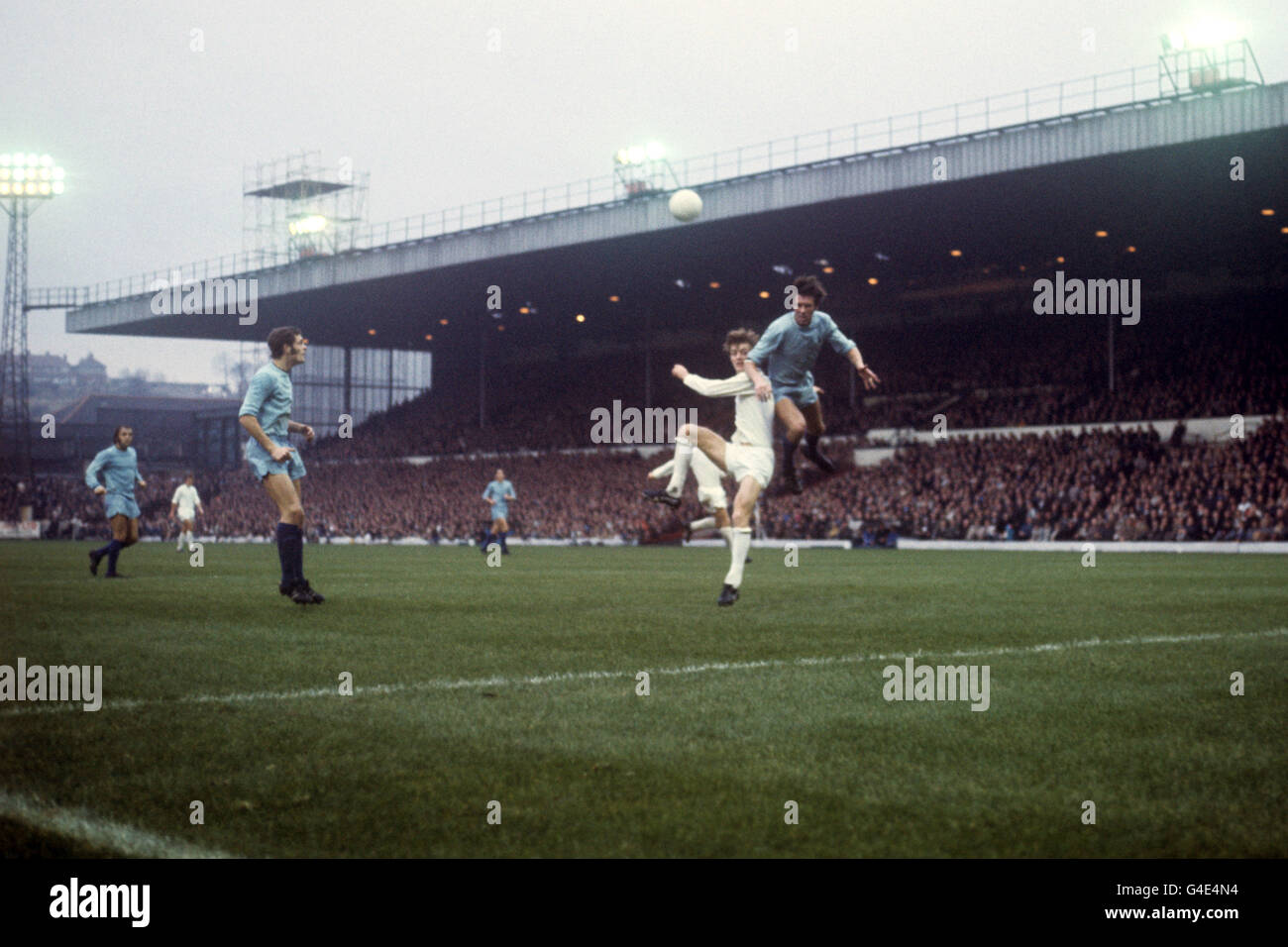 Soccer - League Division One - Leeds United / Coventry City - Elland Road. Jeffrey Blockley von Coventry City steht vor Allan Clarke von Leeds United. Stockfoto