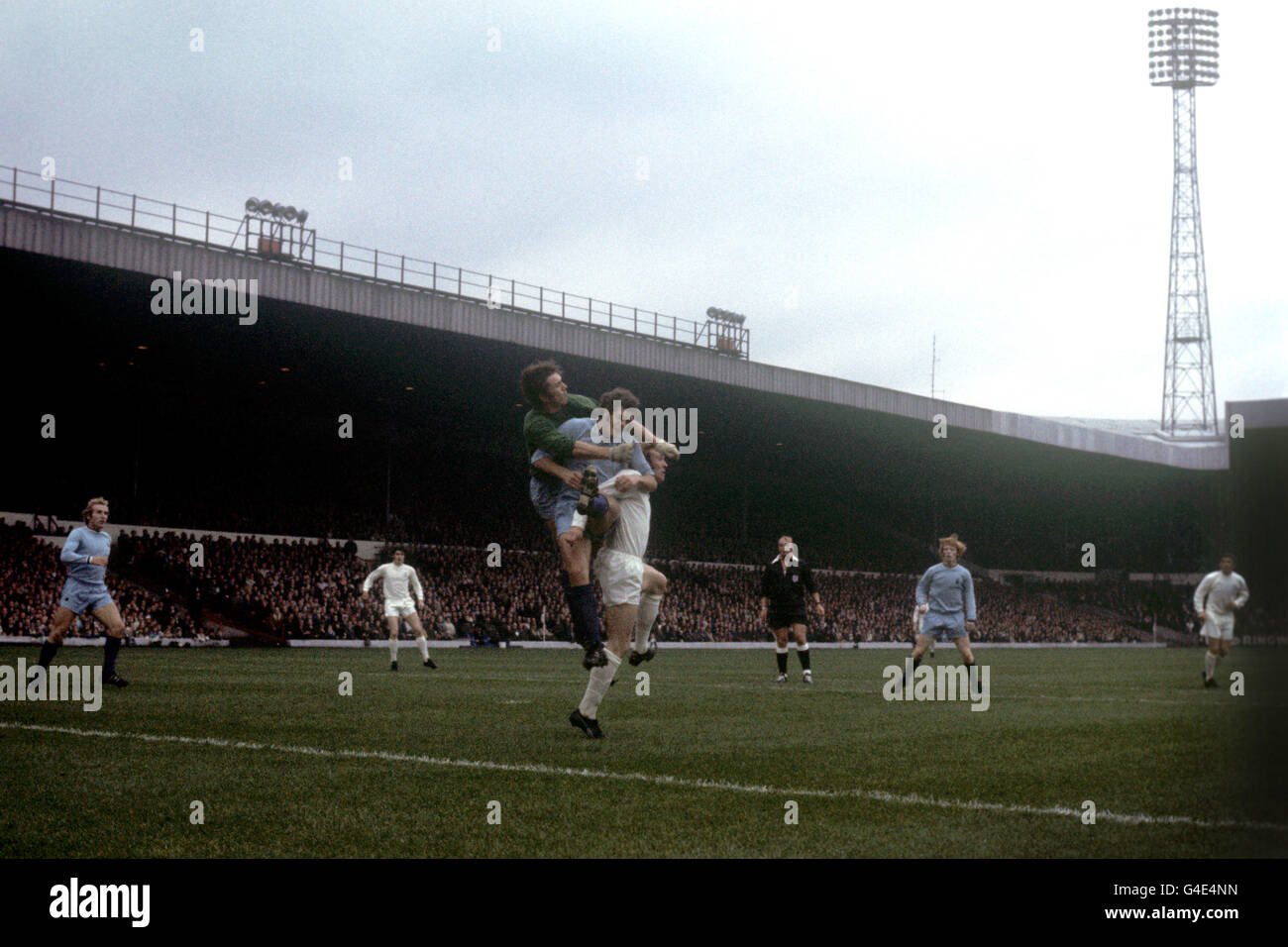 Soccer - League Division One - Leeds United / Coventry City - Elland Road. Coventry City-Torwart Bill Glazier fordert den Ball mit Teamkollege Jeffrey Blockley und Mick Jones von Leeds United. Stockfoto