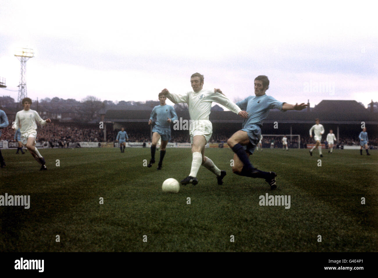 Soccer - League Division One - Leeds United / Coventry City - Elland Road. Jeffrey Blockley (r) von Coventry City wird sich auf Mick Jones von Leeds United eintauchen. Stockfoto