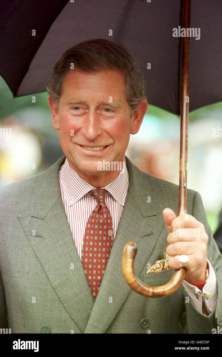 Der Prinz von Wales besuchte heute Coldstream Berwickshire in Schottland, um dem verstorbenen Lord Hume von Hirsel eine Statue zu enthüllen. Foto von David Cheskin/PA. Stockfoto