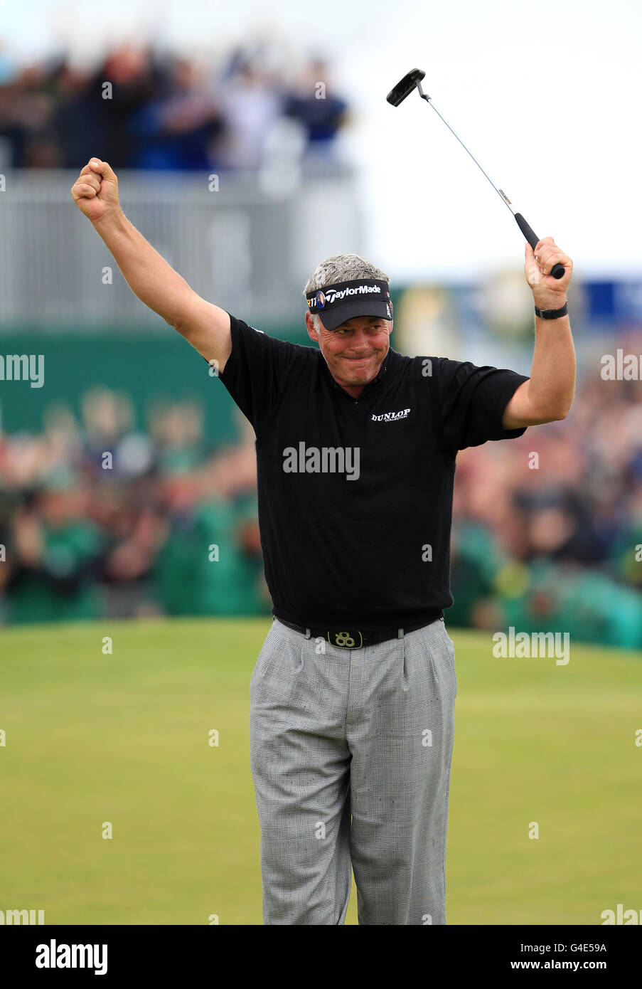 Golf - The Open Championship 2011 - Tag 4 - Royal St George's. Darren Clarke aus Nordirland feiert den Gewinn der Open Championship auf dem 18. Green Stockfoto