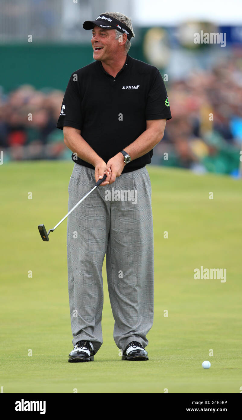 Darren Clarke aus Nordirland hat einen Witz mit der Menge Kurz vor dem Gewinn der Open Championship am 18 Grün Stockfoto