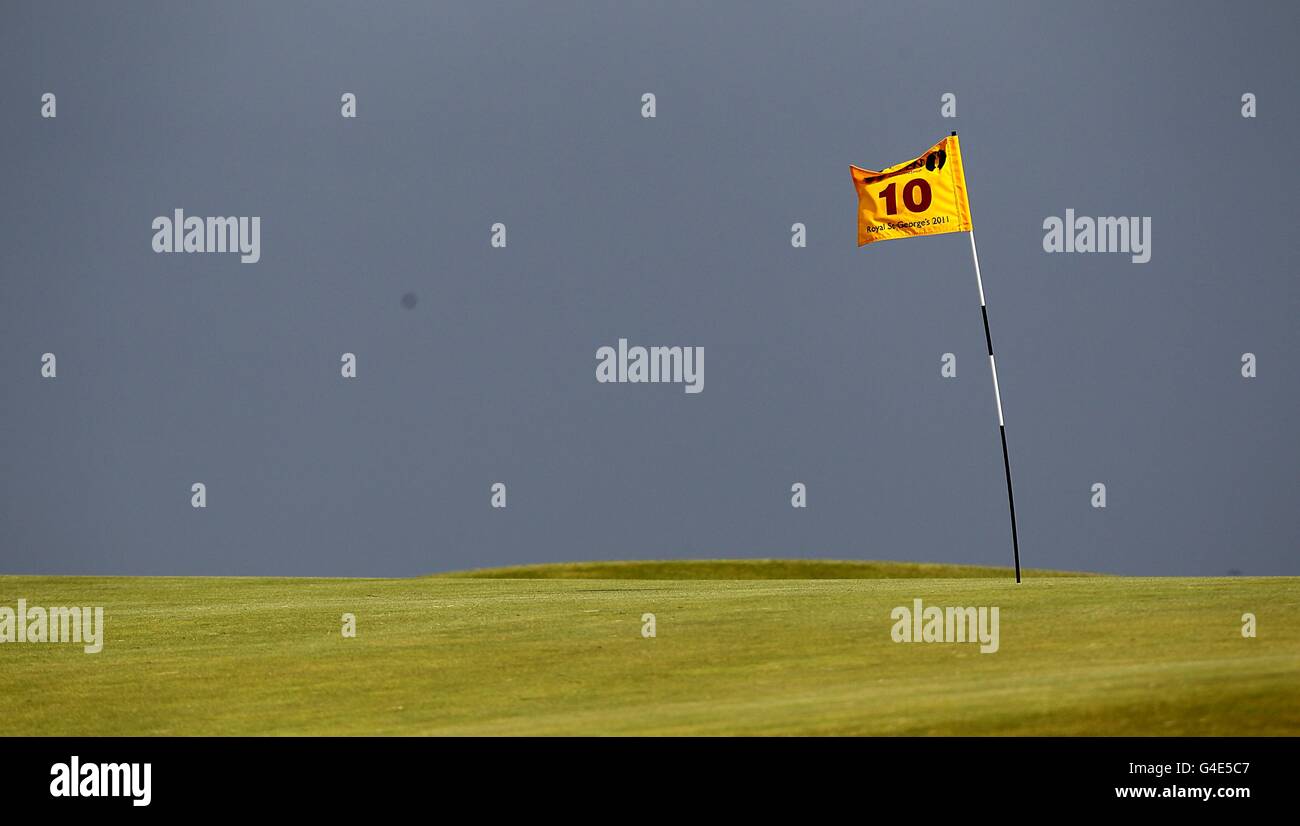 Golf - The Open Championship 2011 - Tag 4 - Royal St George's. Gesamtansicht der 10. Loch-Flagge, die im Wind flattert, mit einer Sturmwolke hinter sich Stockfoto