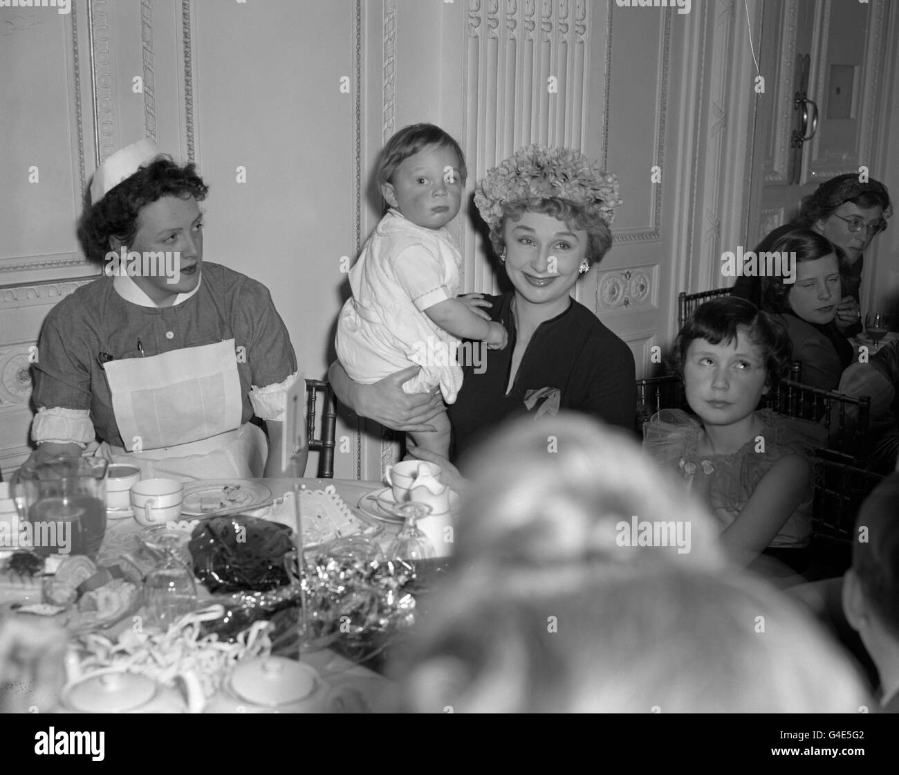 Schauspielerin Googie Withers mit Kindern bei der Blue Bird Party, einer Kinderveranstaltung zur Unterstützung der League of Pity, der Juniorsektion des NSPCC. Stockfoto