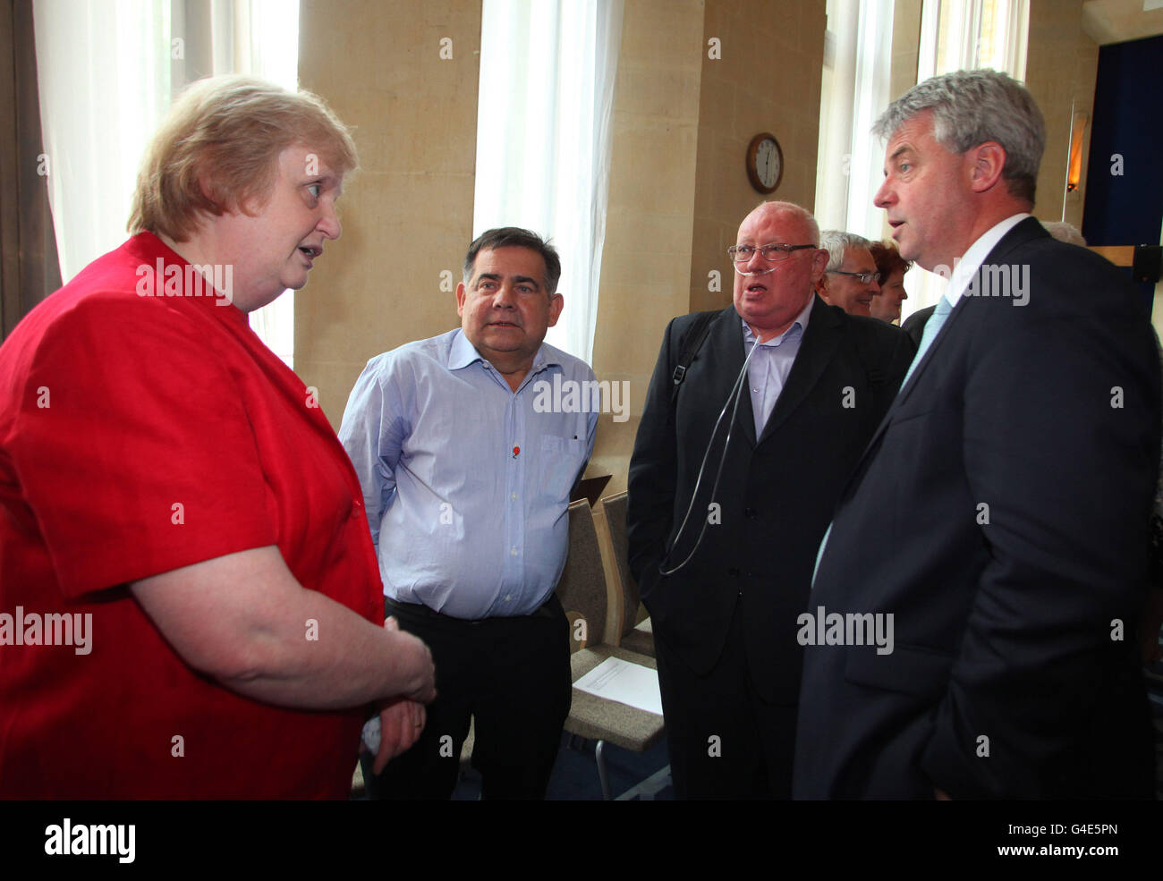 Gesundheitsminister Andrew Lansley (ganz rechts) trifft die Chefin der British Lung Foundation, Dame Helena Shovelton (links), John Price (zweite links) und Colin Hawkey (zweite rechts), Patienten der British Lung Foundation, die beide an COPD (Chronic Obstructive Pulmonary Disease) leiden, Bei der Einführung der Strategie der Regierung für COPD und Asthma im Richmond House, Whitehall, London. Stockfoto