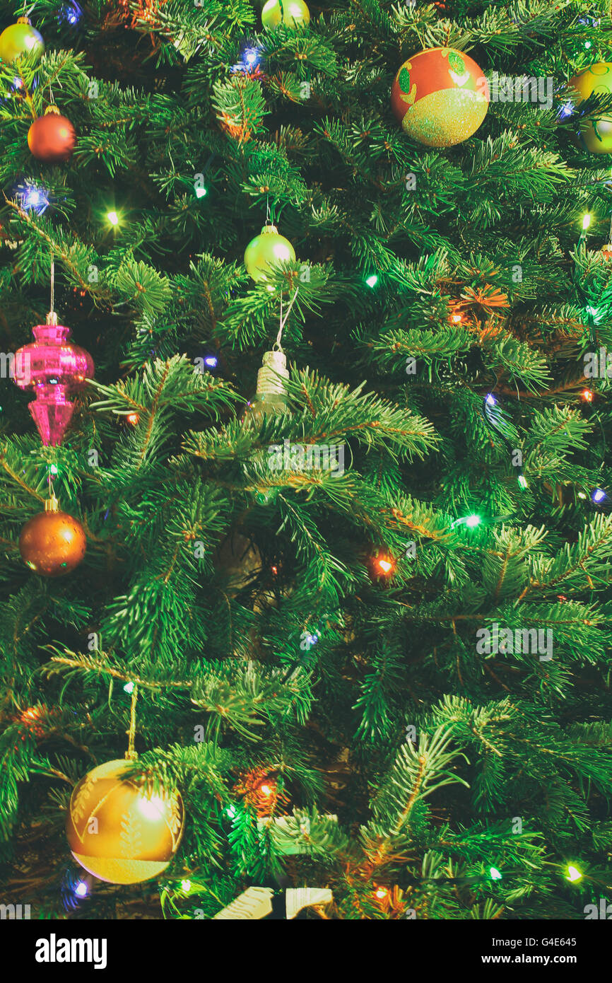 Foto von einem Weihnachtsbaum mit Lichtern und Kugeln Stockfoto