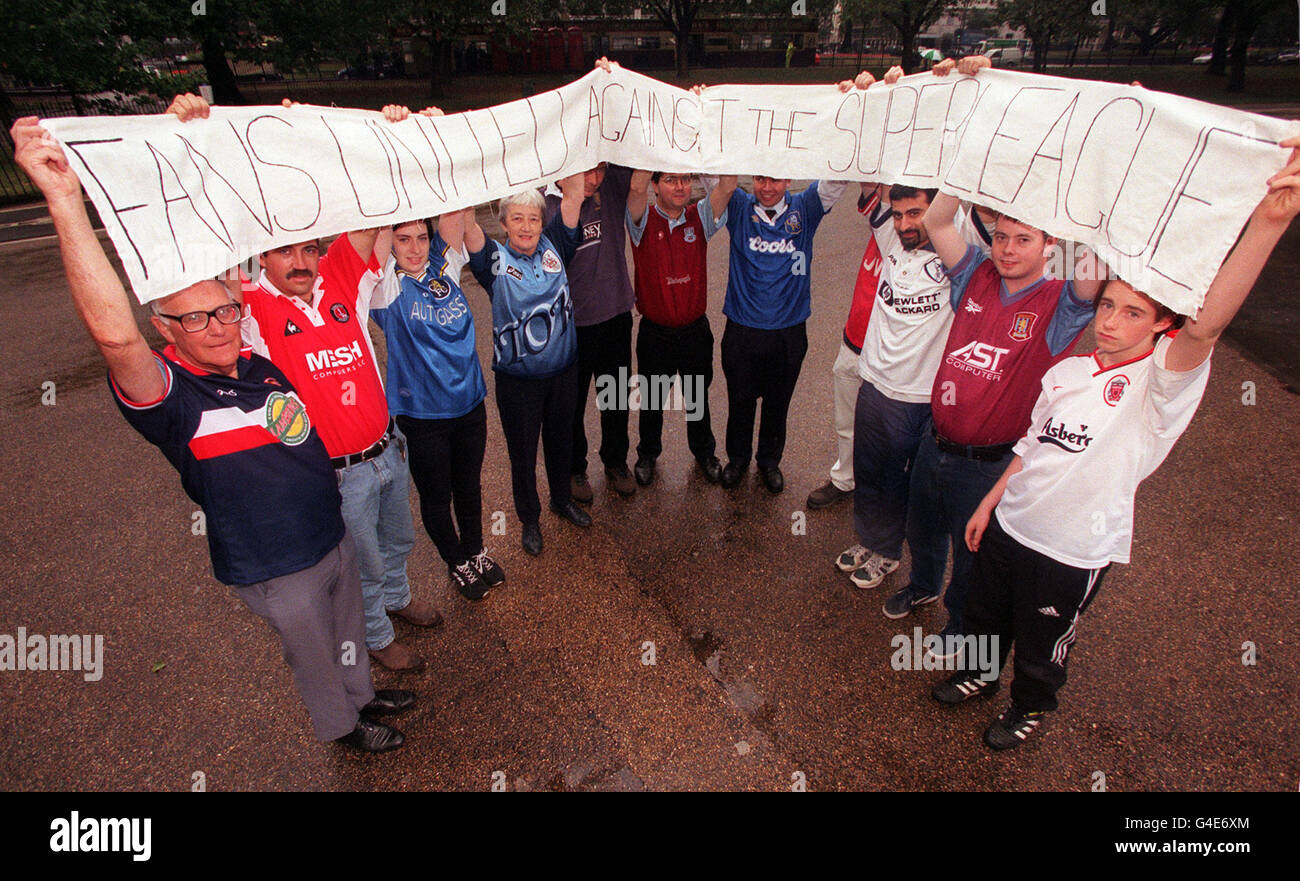 Fußballfans mit ihren lokalen Mannschaftsstreifen protestieren heute (Donnerstag) am Marble Arch über die Pläne für eine neue Europäische Super League. Siehe PA Geschichte FUSSBALL Super League. Foto von Peter Jordan/PA Stockfoto