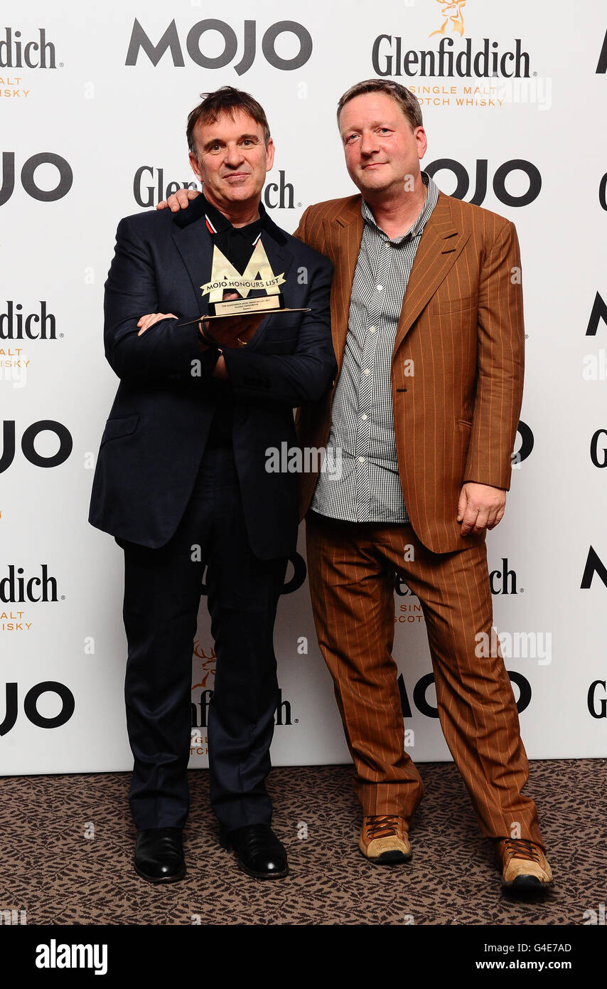 Glenn Tilbrook (rechts) und Chris Difford von Squeeze gewinnen den Mojo Classic Songwriter Award bei den Mojo Awards in der Brauerei in London. Stockfoto