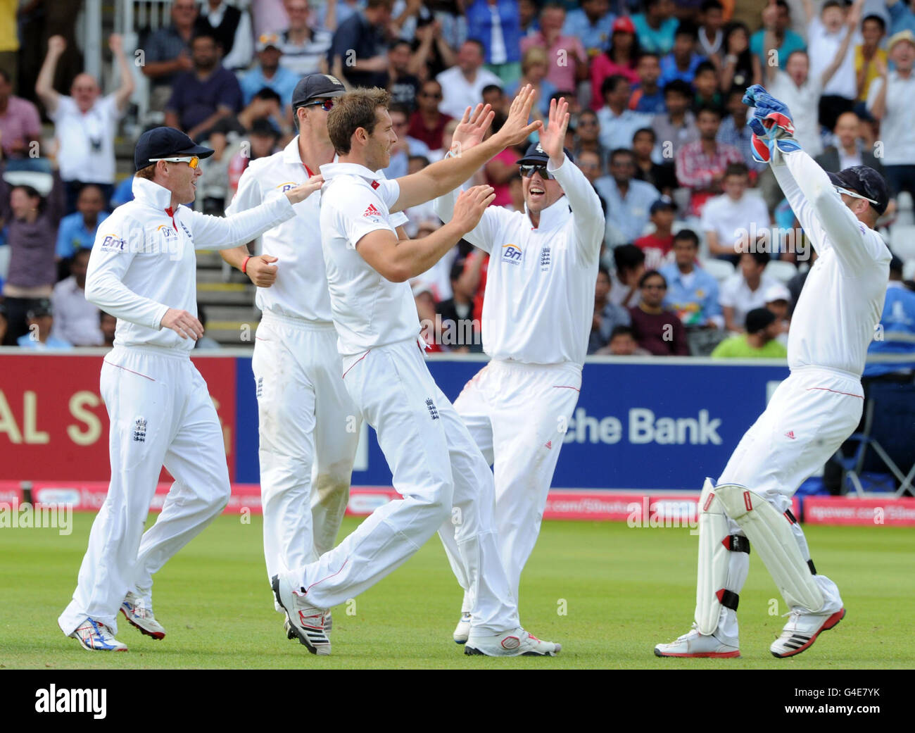 Englands Chris Tremlett (Mitte) feiert das Wicket von Indiens Kapitän MS Dhoni am fünften Tag des ersten npower Tests am Lord's Cricket Ground, London. Stockfoto