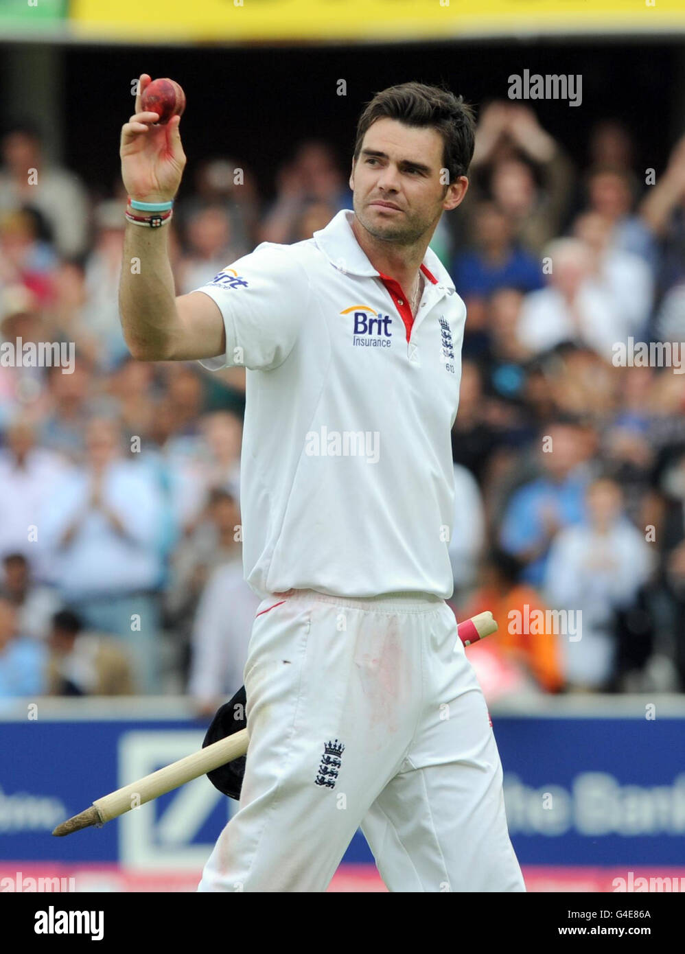 Cricket - npower First Test - Tag fünf - England gegen Indien - Lord's. Der englische James Anderson feiert das Bestehen von fünf Wickets am fünften Tag des ersten Npower-Tests am Lord's Cricket Ground, London. Stockfoto