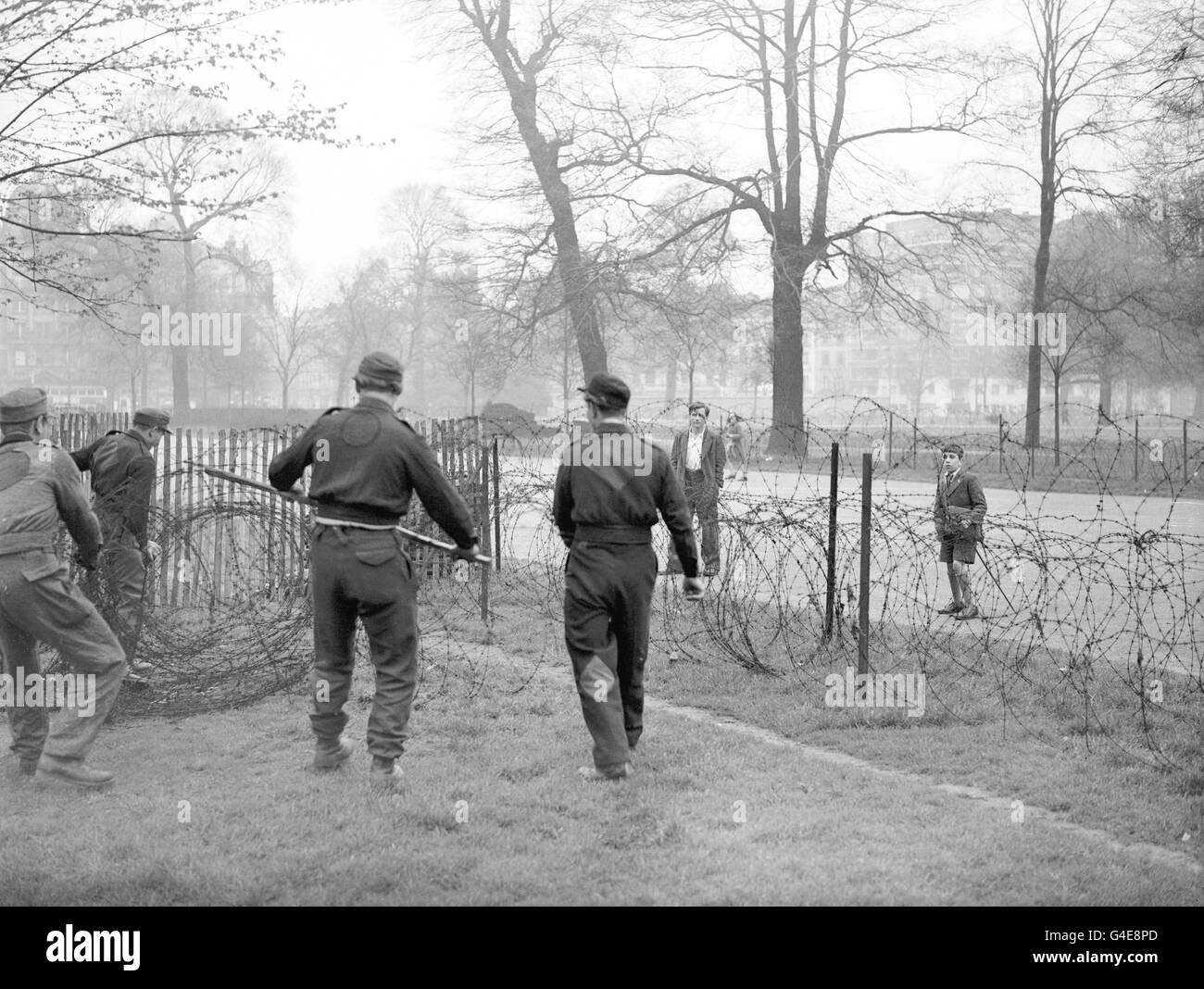 Deutsche Kriegsgefangene, die Stacheldraht entlang des breiten Spaziergangs, Kensington Gardens, als temporäre Lager für die Truppen, die an der Londoner Siegesparade teilnehmen, werden unter der Leitung von Royal Engineers vorbereitet. Stockfoto