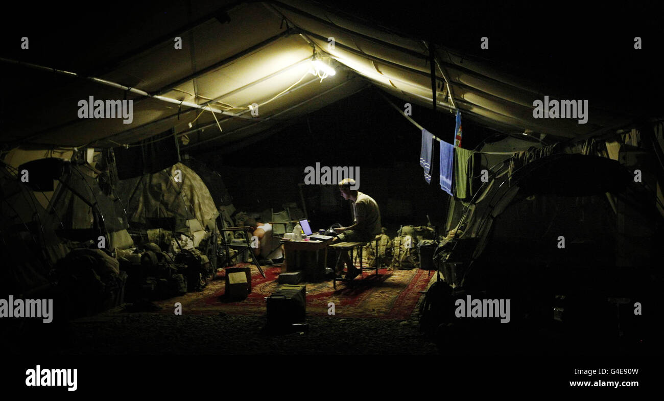 Ein Mitglied der Streitkräfte auf einem Computer der Patrol Base Attal in Afghanistan. Stockfoto