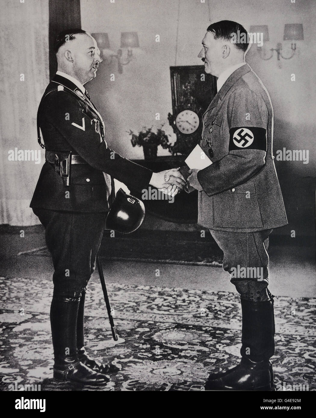 Adolf Hitler präsentiert Heinrich Himmler mit seinem Einweihung Zertifikat als Reich SS-Führer und Chef der deutschen Polizei im Reich innen Ministerium Berlin 17. Juni 1936 (historisches Museum der Topographie des Terrors an Stelle der ehemaligen Gestapo-Zentrale) Berlin Deutschland Stockfoto