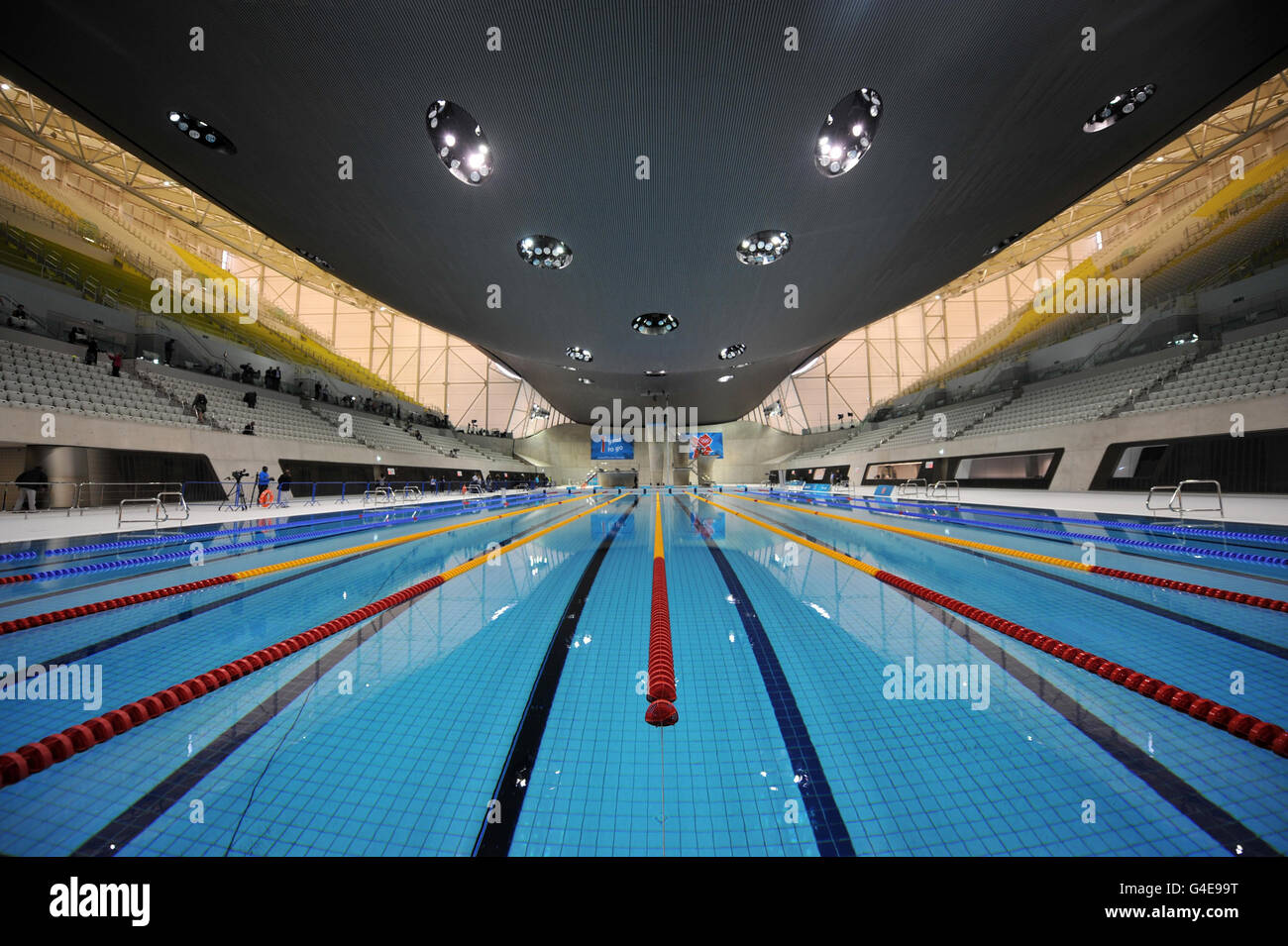 Ein allgemeiner Blick auf das Innere des Olympics Aquatics Center 2012 auf dem Gelände des Olympic Park im Osten Londons, während der offizielle Countdown für die Eröffnungszeremonie für ein Jahr beginnt. Stockfoto