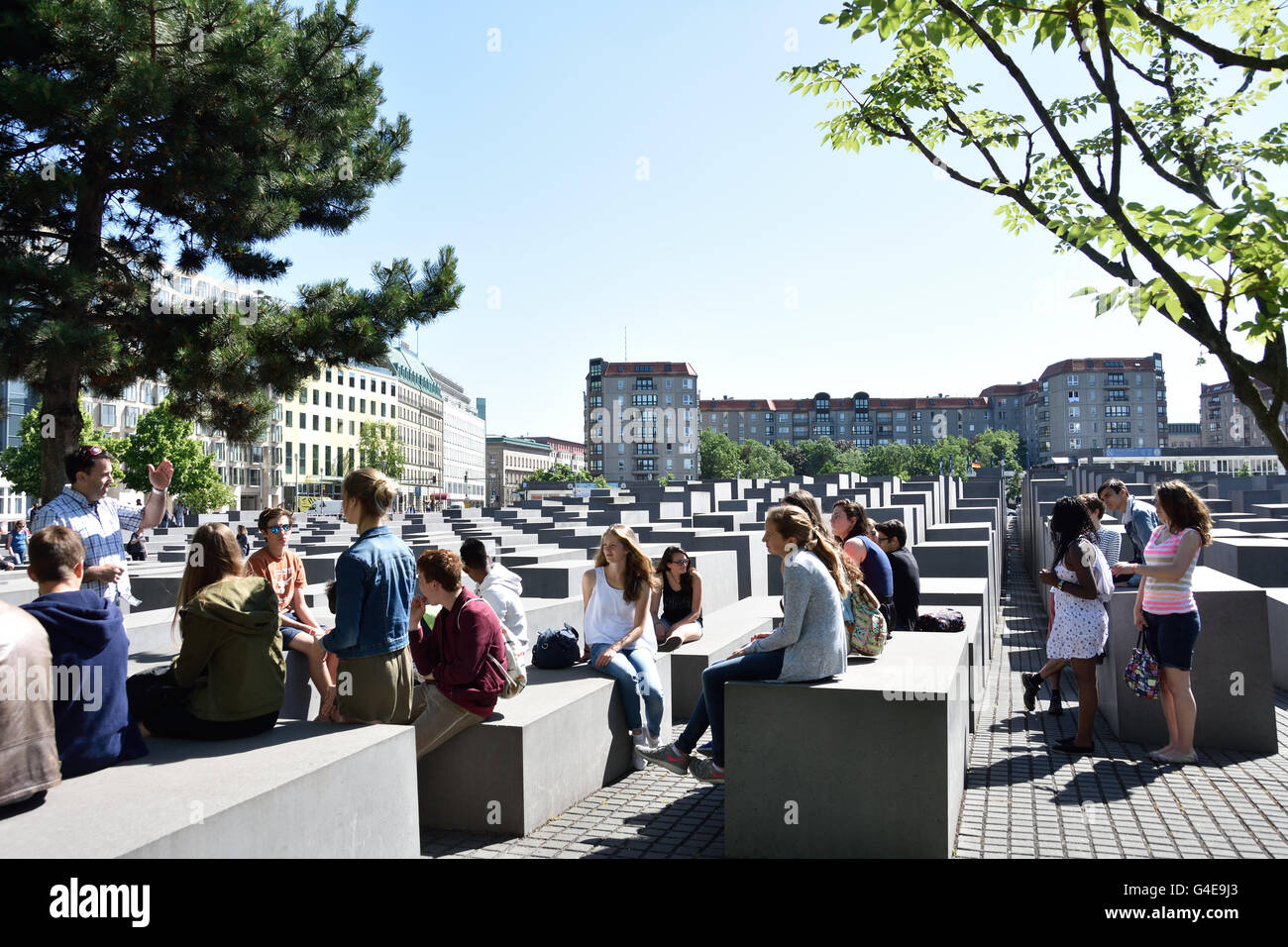 Jüdische Holocaust Memoria abstrakte Sicht von rechteckigen grauen Steinen Denkmal entworfen Eberstrasse vom Architekten Peter Eisenman Berlin Deutschland Stockfoto