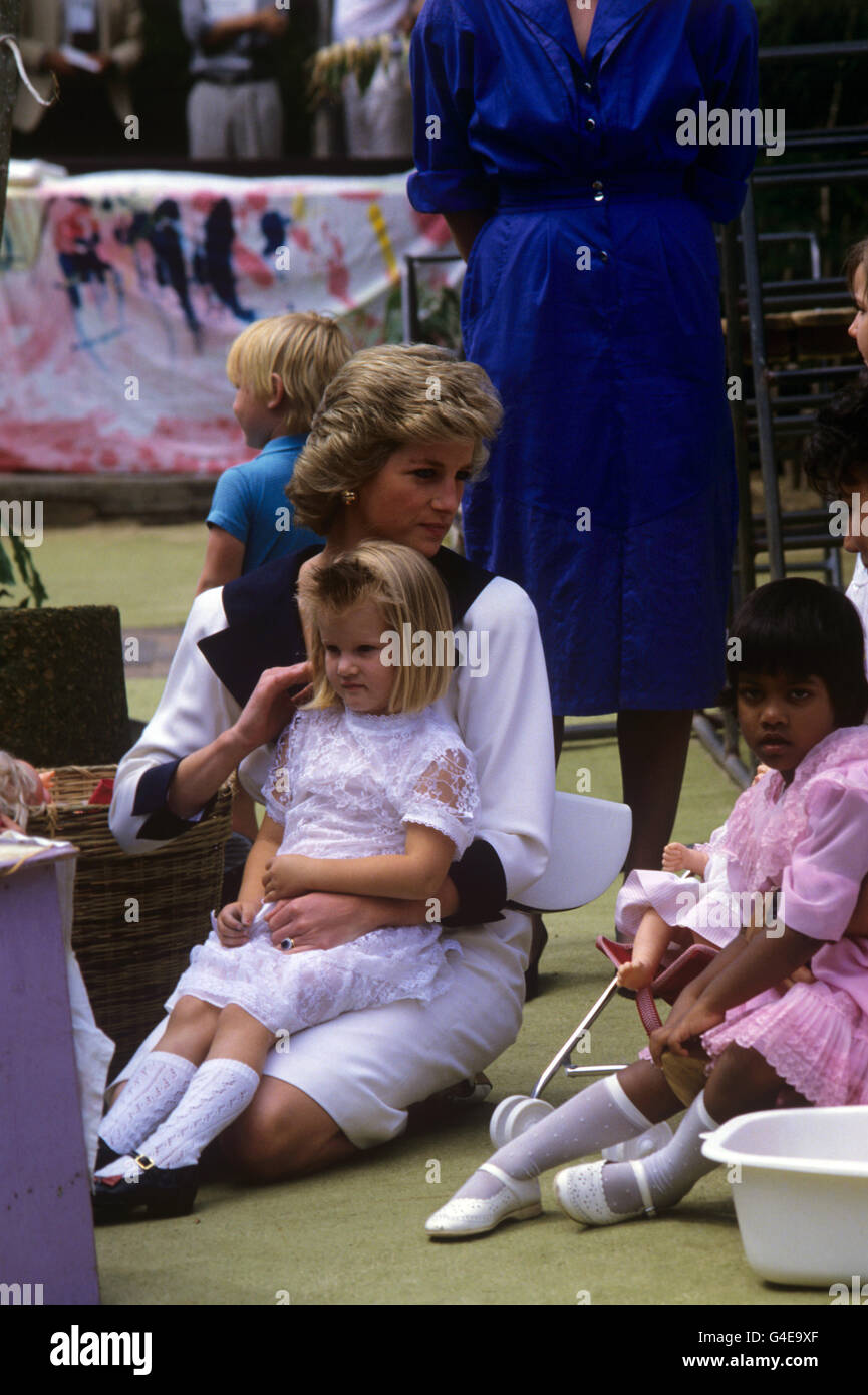 Die fünfjährige Trudy wird von der Prinzessin von Wales, die sich auf die Knie kniet, um mit Kindern im Barnado's Welfare Centre in Auburn, Sydney, zu spielen, königlich kuschelt. Stockfoto