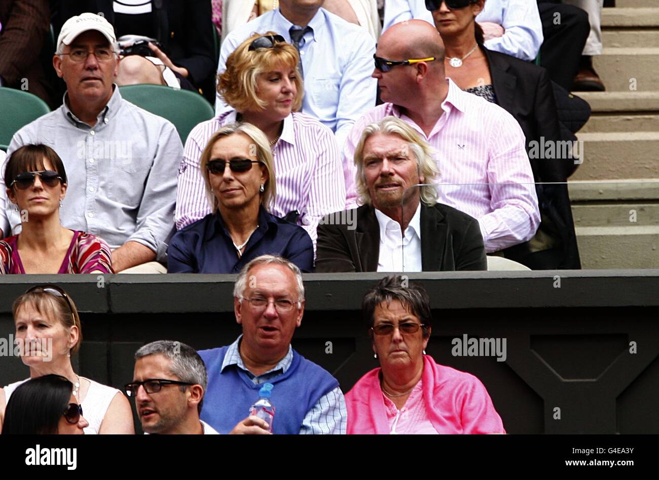 Die ehemalige Tennisspielerin Martina Navratilova und Sir Richard Branson schauen sich das Spiel zwischen der weißrussischen Victoria Azarenka und der tschechischen Petra Kvitova am 10. Tag der Wimbledon Championships 2011 im All England Lawn Tennis and Croquet Club in Wimbledon an. Stockfoto