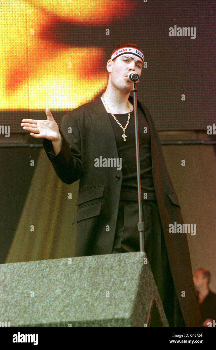 PA-NEWS Foto BY: JOHN STILLWELL 07.05.98 alle Boy band "Boyzone" auf der Bühne während der Party in der Park-Konzert zugunsten des Princes Trust durchführen. Stockfoto