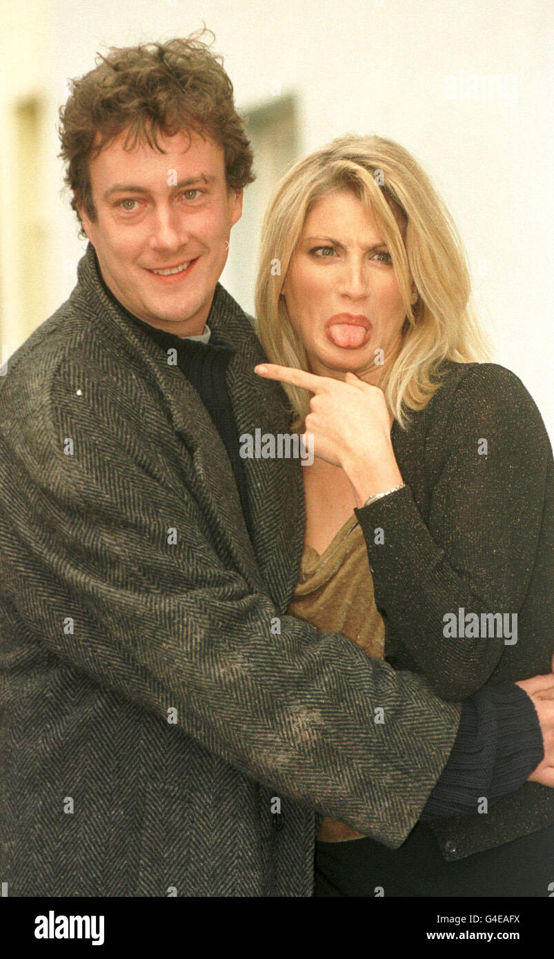 PA-NEWS 25.11.97 SCHAUSPIELER STEPHEN TOMPKINSON UND MODERATORIN DANI BEHR HELFEN, ITV 1998 WINTERSAISON DER PROGRAMMIERUNG ZU STARTEN. Stockfoto