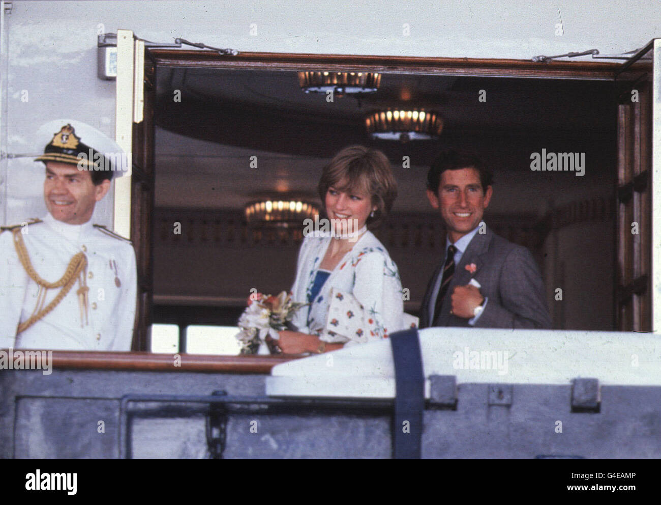 PA-NEWS 08.01.81 LACHEND CAVALIER UND SEINER FRAU; DER PRINZ UND DIE PRINZESSIN VON WALES IN EINE FRÖHLICHE STIMMUNG AN BORD DER ROYAL YACHT BRITANNIA ALS, WAS SIE FÜR DEN REST IHRER HOCHZEITSREISE VON GIBRALTAR FAHREN. Stockfoto