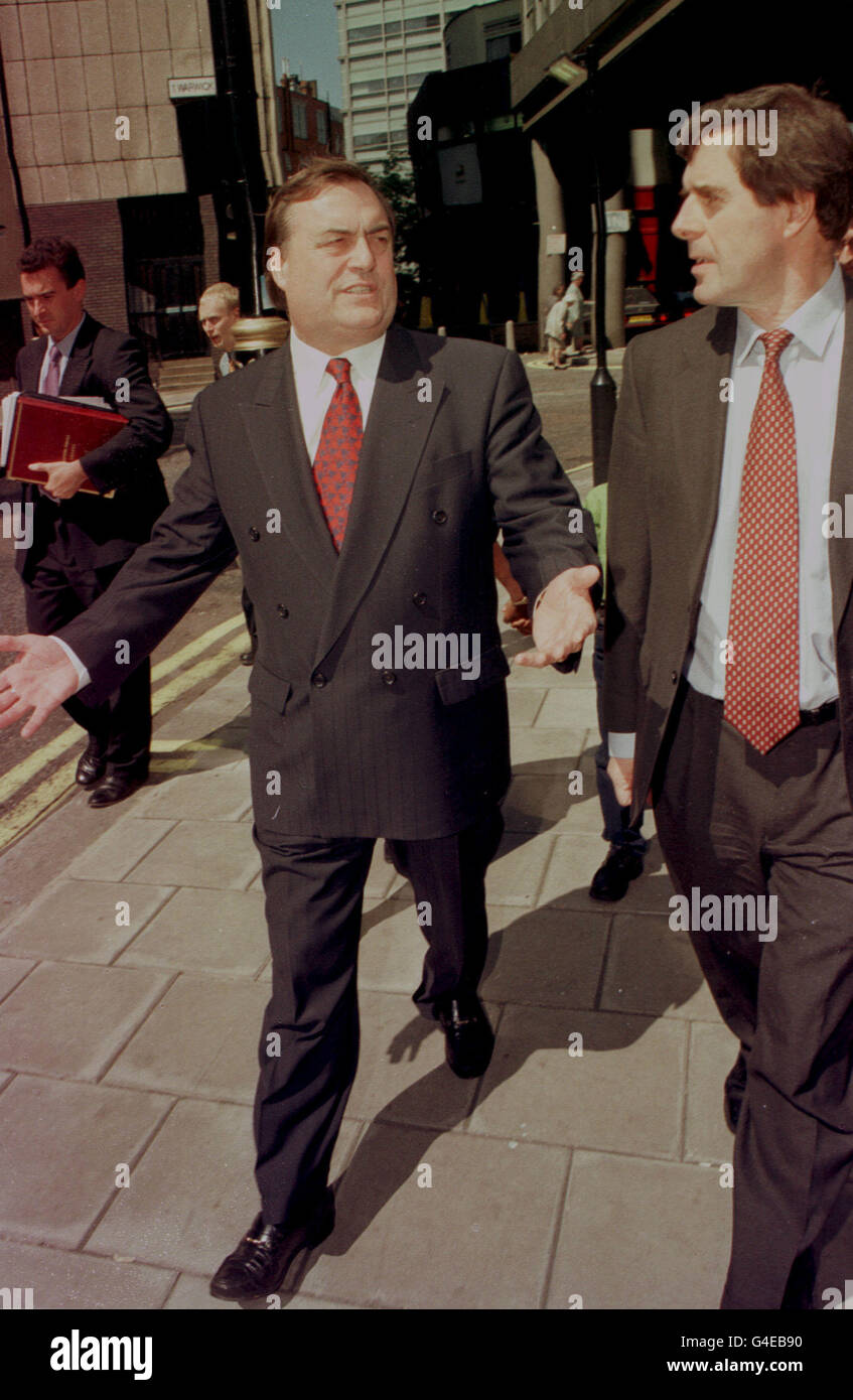 PA-NEWS 20.07.98 STELLVERTRETENDER PREMIERMINISTER JOHN PRESCOTT (LINKS) UND VERKEHRSMINISTER GAVIN STRANG BEI VICTORIA, BEVOR HERR PRESCOTT GEFANGEN DIE VON VICTORIA NACH WESTMINSTER VOR DER BEREITSTELLUNG VON SEINEM TRANSPORT WEIßEN PAPIER DAS HOUSE OF COMMONS. Stockfoto