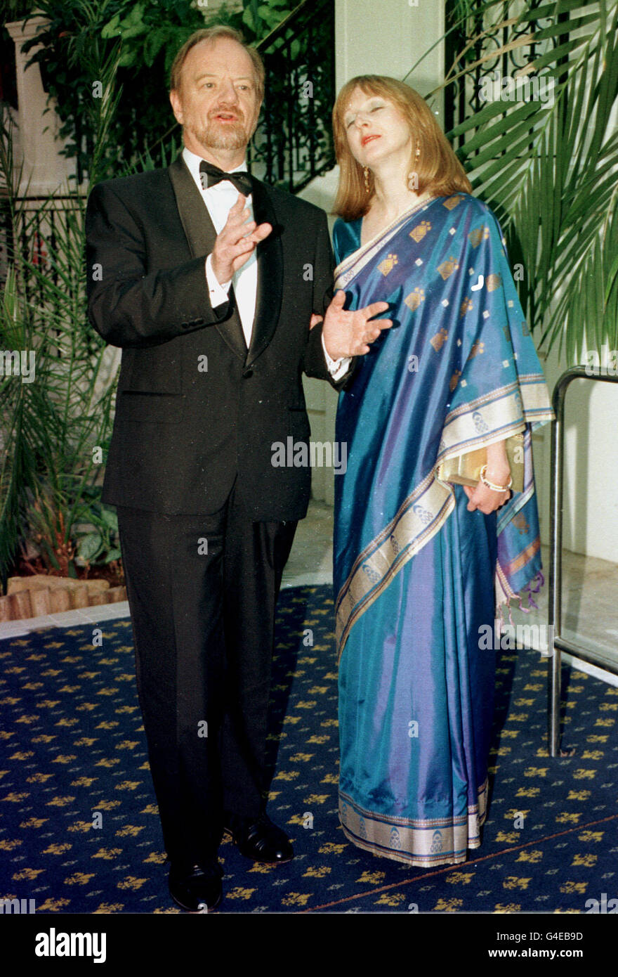 PA NEWS 17.07.98 AUSLÄNDISCHE SEKRETÄRIN ROBIN COOK MIT SEINER FRAU GAYNOR KOMMT PASSEND GEKLEIDET FÜR DEN 9. JÄHRLICHE ERWÄGUNGSGRUND DER ASIATISCHEN MUSIK IM HOTEL RADISSON EDWARDIAN HEATHROW. Stockfoto