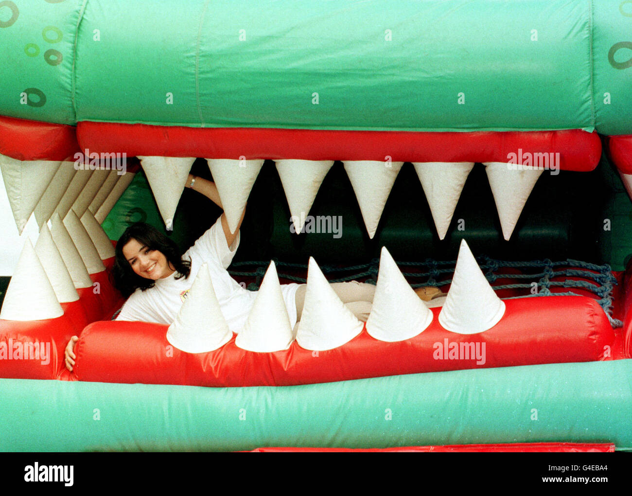 PA NEWS 20.07.98 EASTENDERS SCHAUSPIELERIN MARTINE MCCUTCHEON, BESSER BEKANNT ALS "TIFFANY", STARTET DIE ERSTE NATIONALE PICKNICK WOCHE BEI BISCHOF PARK IN FULHAM, LONDON. DIE VERANSTALTUNG WIRD GESPONSERT VON "VERSCHWINDEN". Stockfoto