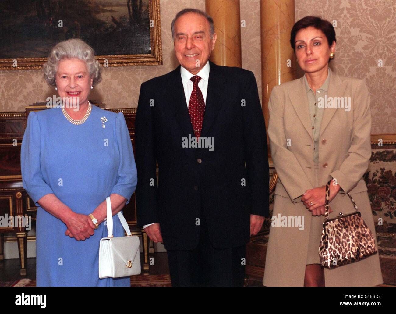 Die Königin empfängt den Präsidenten Heidar Aliev der Republik Aserbaidschan mit seiner Tochter Sevil Aliyeva bei einer Audienz im Buckingham Palace. WPA ROTA Foto von Fiona Hanson/PA. Stockfoto