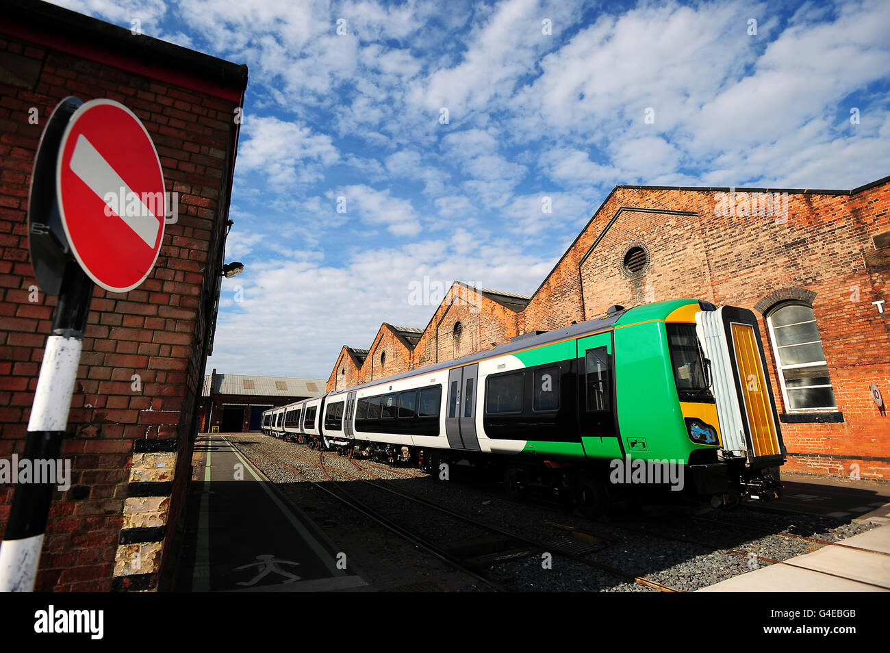 Waggons des Eisenbahnherstellers Bombardier in Derby, wo mehr als 1,400 Arbeitsplätze verloren gehen sollen, nachdem die Regierung beschlossen hat, einen lukrativen Frachtauftrag für die Thameslink-Strecke an Siemens aus Deutschland und nicht an das in Derby ansässige Werk zu vergeben. Stockfoto