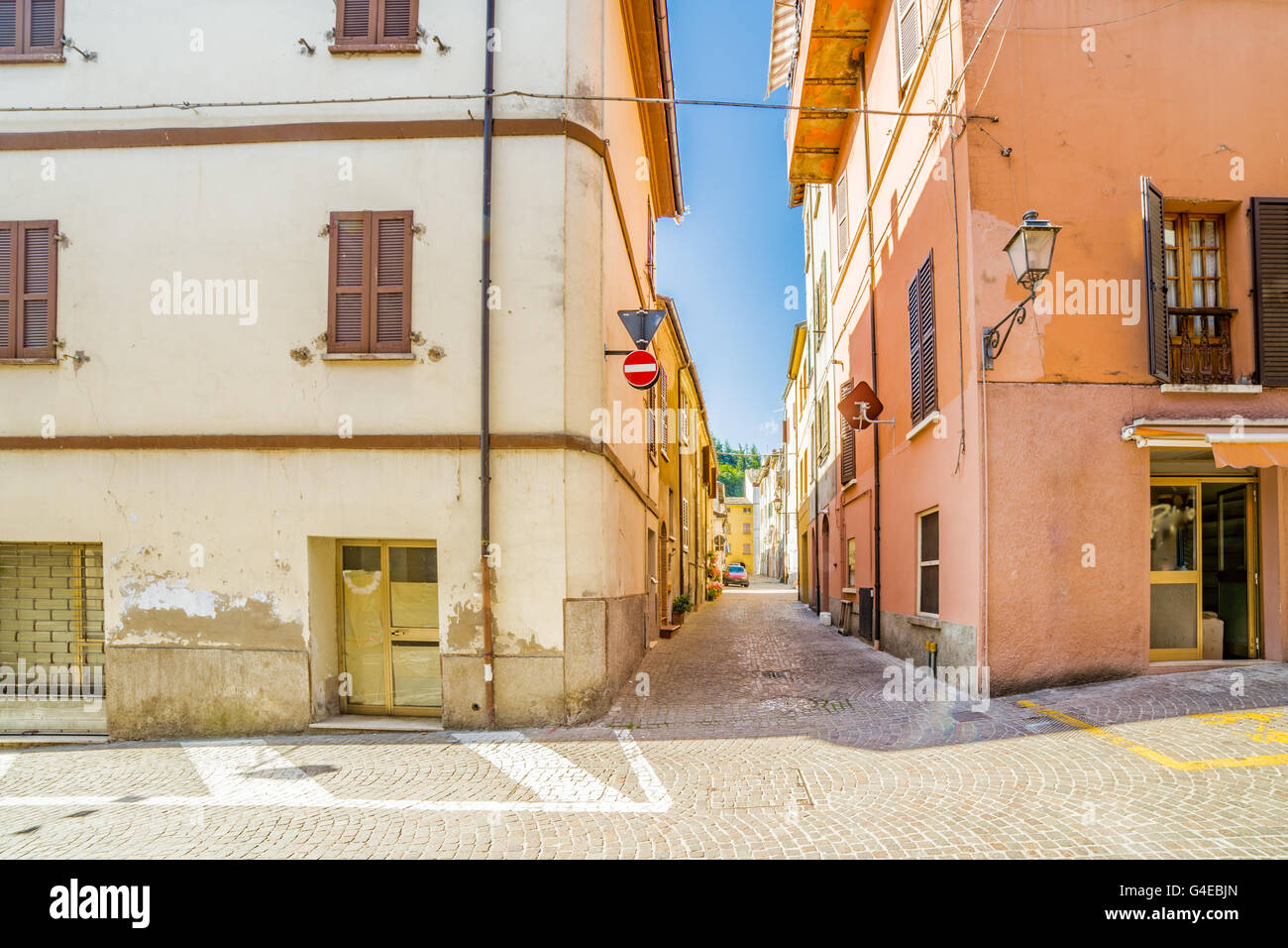 historische Gebäude in einem Hang Weiler von Emilia Romagna, Italien Stockfoto