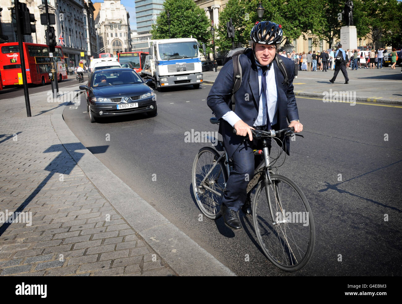 Boris Radfahren in London. Der Londoner Bürgermeister Boris Johnson radelt heute am Trafalgar Square in London vorbei. Stockfoto