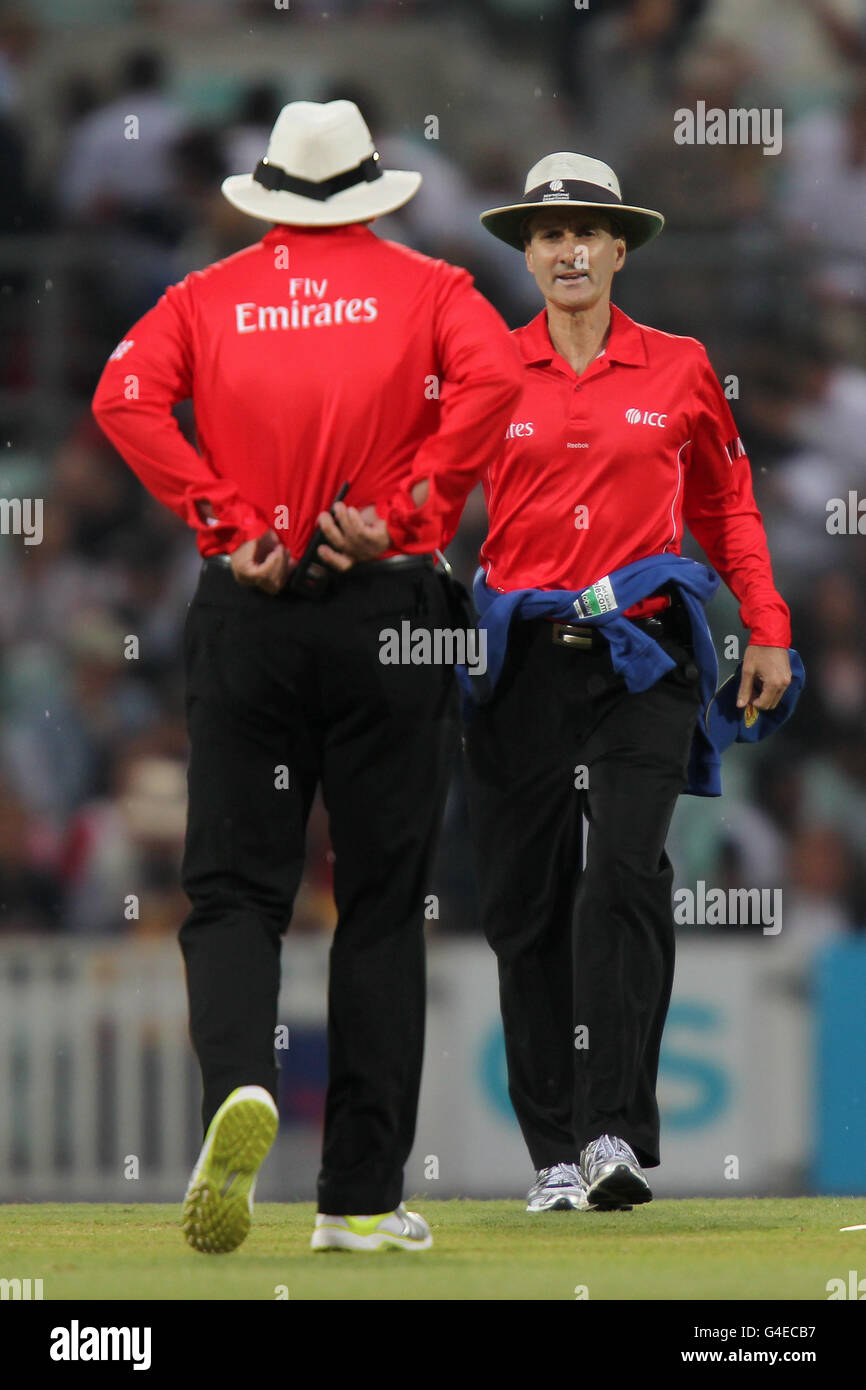 Richards Richard Illingworth (links) und Billy Bowden (rechts) während des ersten NatWest One Day International im Kia Oval, London. Stockfoto