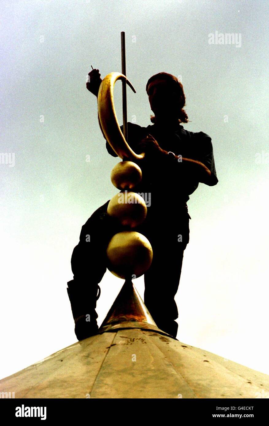 Heute (Donnerstag) inspiziert ein Arbeiter die fertige Kuppel der Edinburgh-Moschee, die am Freitag, dem 31. Juli, von Prinz Aziz bin Fahd bin Abdul Aziz Al Saud eröffnet werden soll. Die Moschee und das islamische Zentrum werden als Brennpunkt für 10,000 muslimische Familien in Schottland fungieren. Foto von David Cepskin/PA. Stockfoto