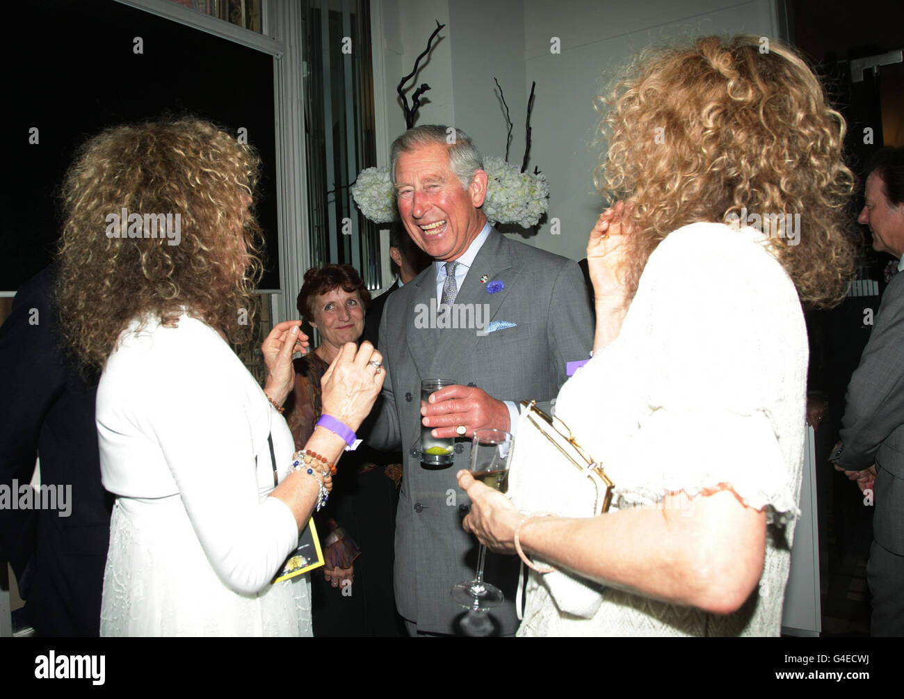 Der Prinz von Wales trifft Vicky Lord (links) und Jacky Paice während eines Vorkonzerts vor dem Sunflower Jam Concert - ein musikalisches Ereignis, das 2006 von Jacky Paice (Ehefrau des Deep Purple-Mitglieds Ian Paice) entwickelt wurde. Geld für Menschen zu sammeln, die von dem profitieren, was komplementäre Therapien zu bieten haben - in der Royal Albert Hall im Westen Londons. Stockfoto