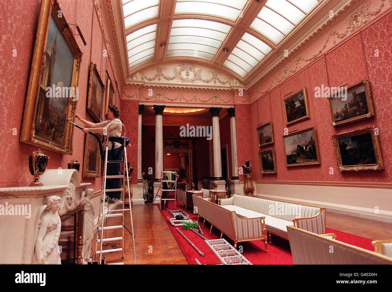 Heute (Freitag) staubt ein Reiniger die Bilderrahmen in der Bildergalerie am Buckingham Palace, um die Eröffnung für die Öffentlichkeit vom 6. August bis zum 4. Oktober vorzubereiten. Foto von Sean Dempsey. Stockfoto
