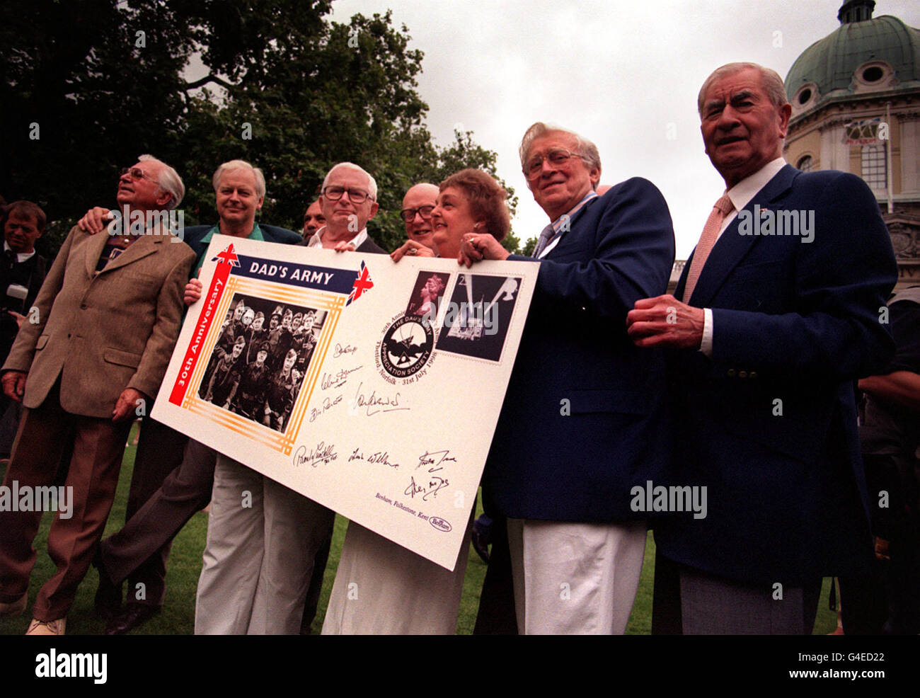 Anlässlich des 30. Jahrestages der ersten Ausstrahlung der Vintage-Comedy-Show Dad's Army Actors and Writers (L-R) Clive Dunn, Ian Lavender, David Croft, Frank Williams, Pamela Cundell, Jimmy Perry und Bill Pertwee treffen sich zu einem Treffen im Imperial war Museum, um zeitgleich mit der Veröffentlichung neuer Audiobänder, BBC2's erster Serie Wiederholung heute (Freitag) und der Veröffentlichung eines signierten Dad's Army Ersttagscovers zu sein. Foto von Matthew Fearn/PA Stockfoto