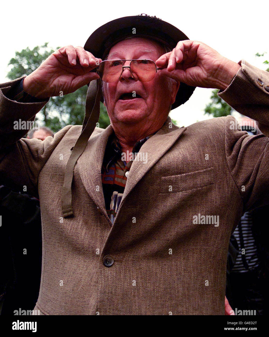 PA-NEWS 31.07.98, MARK DER 30. JAHRESTAG DER ERSTEN SENDUNG DER VINTAGE KOMÖDIE ZEIGEN "PAPAS ARMEE", SCHAUSPIELER CLIVE DUNN TRAT EIN CAST-WIEDERSEHEN AUF DAS IMPERIAL WAR MUSEUM ZEITGLEICH MIT DER VERÖFFENTLICHUNG VON NEUEN AUDIO-BÄNDER, BBC 2 DER ERSTEN SERIE ZU WIEDERHOLEN UND A UNTERZEICHNET "PAPAS ARMEE" ERSTTAGSBRIEF. Stockfoto