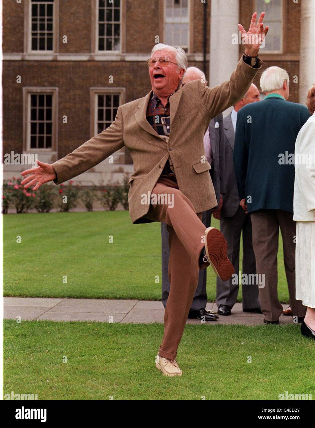 PA-NEWS 31.07.98, MARK DER 30. JAHRESTAG DER ERSTEN SENDUNG DER VINTAGE KOMÖDIE ZEIGEN "PAPAS ARMEE", SCHAUSPIELER CLIVE DUNN SCHLIEßT SICH EIN CAST-WIEDERSEHEN AUF DAS IMPERIAL WAR MUSEUM ZEITGLEICH MIT DER VERÖFFENTLICHUNG VON NEUEN AUDIO-BÄNDER, BBC 2 DER ERSTEN SERIE ZU WIEDERHOLEN UND A UNTERZEICHNET "PAPAS ARMEE" ERSTTAGSBRIEF. Stockfoto