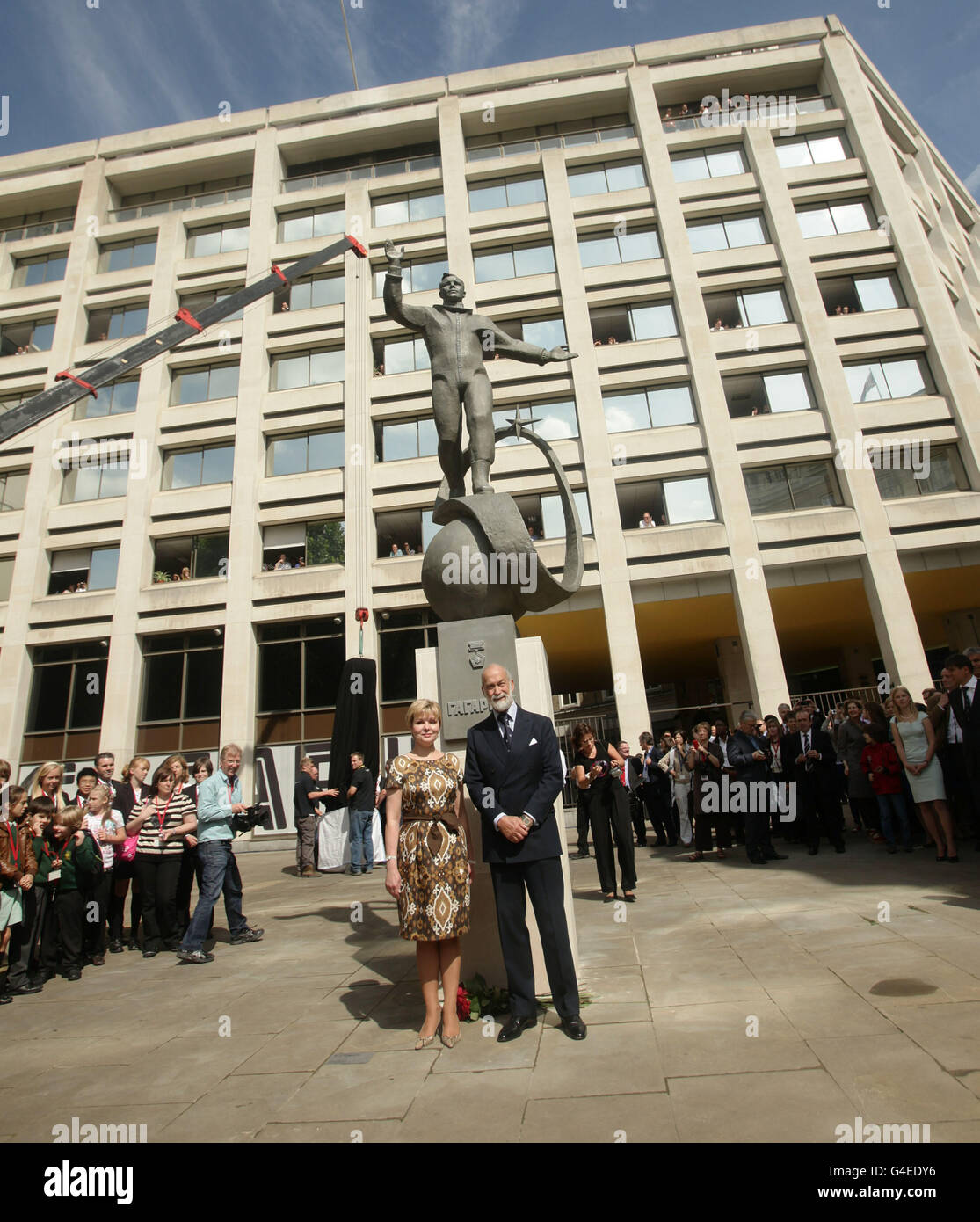 Eine Statue von Juri Gagarin - dem ersten Mann im Weltall - wird von der Tochter des Kosmonauten Elena Gagarina, Direktorin der Kreml-Museen in Moskau, und Prinz Michael von Kent beim British Council in Zentral-London enthüllt. Stockfoto