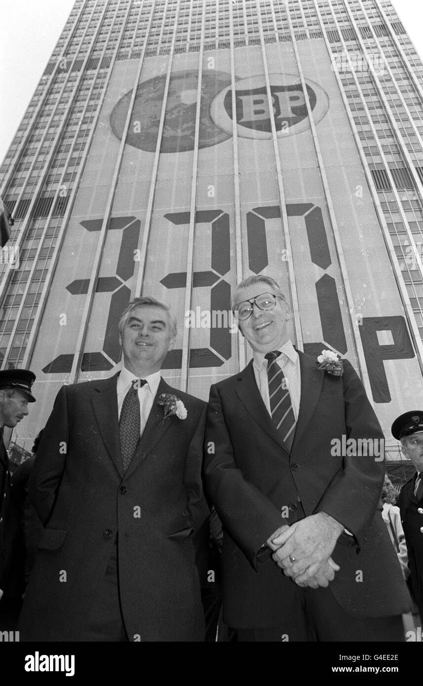 PA NEWS FOTO 15/10/87 NORMAN LAMONT (LINKS) FINANZSEKRETÄR TO SIR PETER WALTERS, VORSITZENDER DES FINANZMINISTERIUMS UND BP, AUSSERHALB BRITANNICS HAUS IN DER STADT LONDON ALS EIN RIESIGES HORTEN AUF DER AUSSENSEITE DES GEBÄUDES ZEIGT SICH DIE AKTIE DES UNTERNEHMENS PREIS FESTGELEGT AUF 330 PENCE Stockfoto