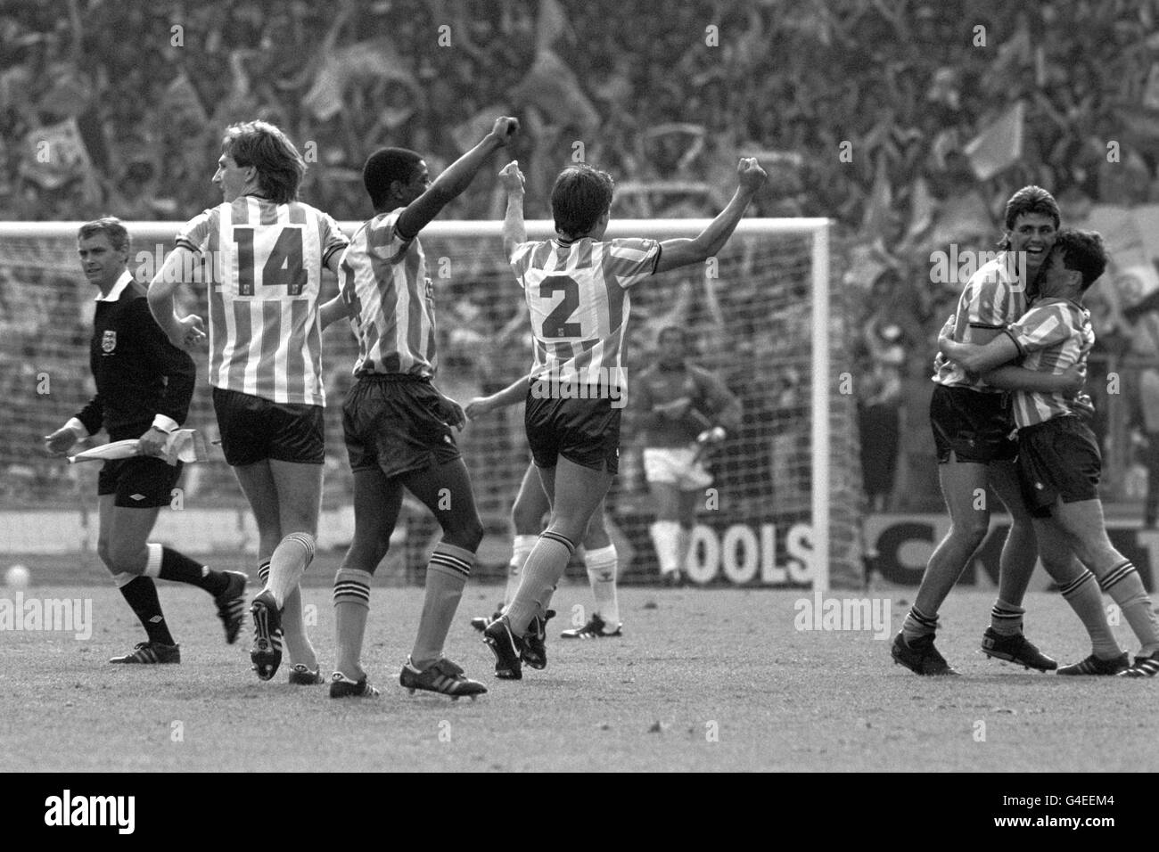 Michael Gynn und Nick Pickering (r) von Coventry City umarmen sich nach dem letzten Pfiff zusammen mit den jubelnden Teamkollegen Graham Rodger (14), Lloyd McGrath (4) und David Phillips (2). Coventry City schlug Tottenham 3-2 nach zusätzlicher Zeit. Stockfoto