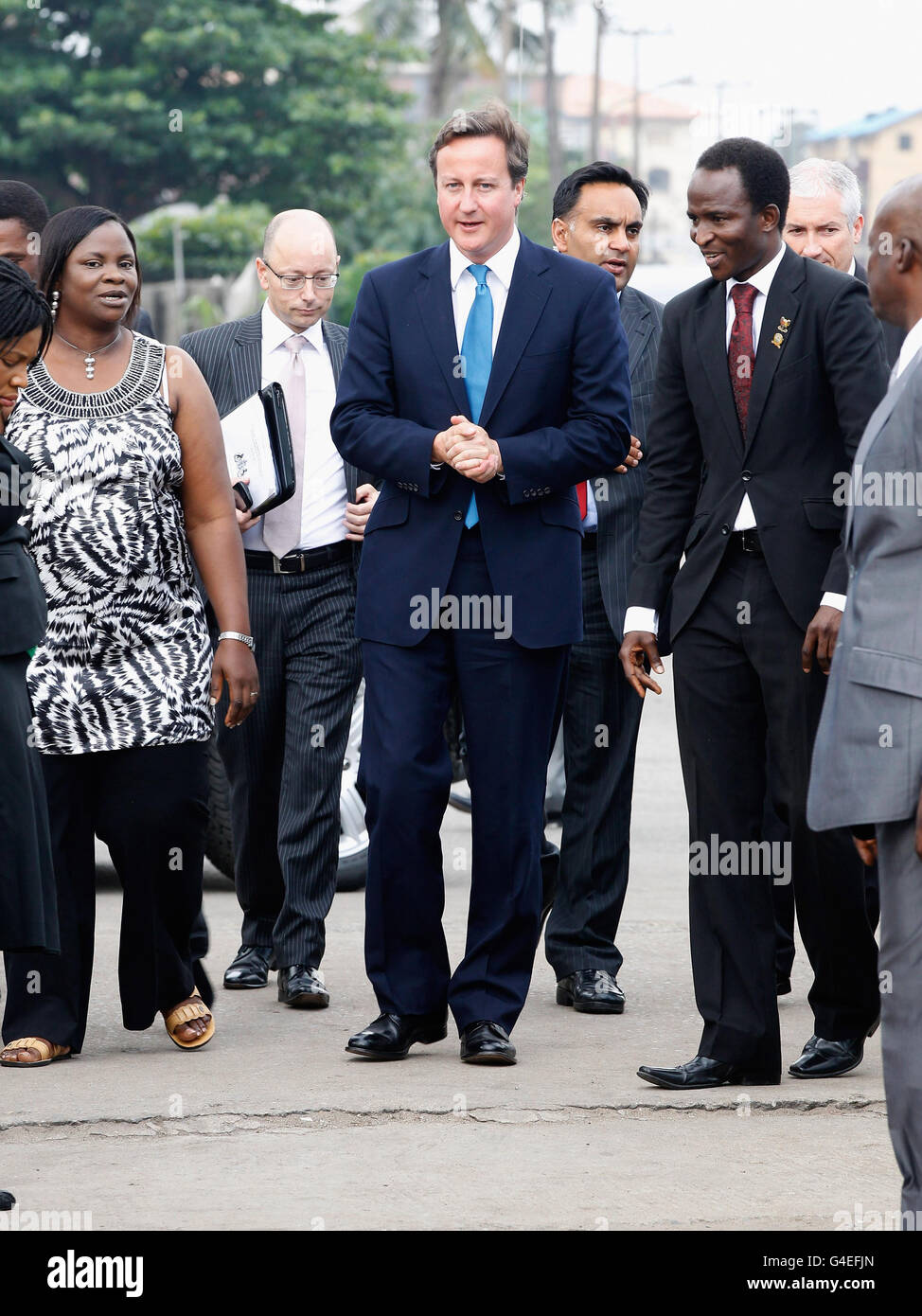 Der britische Premierminister David Cameron trifft in einer Impfungs- und Impfklinik der GAVI Alliance in Lagos, Nigeria, ein, wo Kinder gegen Gelbfieber geimpft werden, für die die britische Regierung Geld bezahlt. Stockfoto