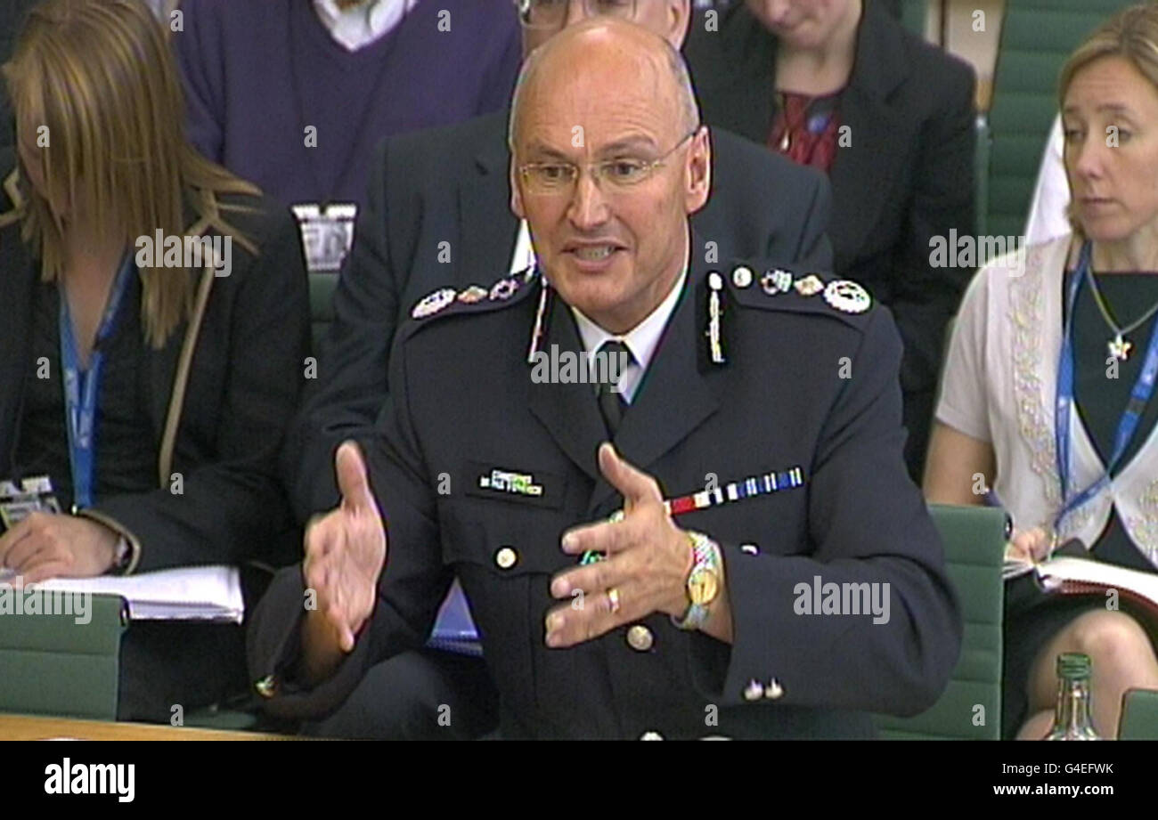Der Metropolitan Police Commissioner Sir Paul Stephenson gibt dem Engeren Ausschuss für innere Angelegenheiten im Unterhaus im Zentrum von London Beweise für den Skandal um den Telefonhacking-Skandal der Welt. Stockfoto