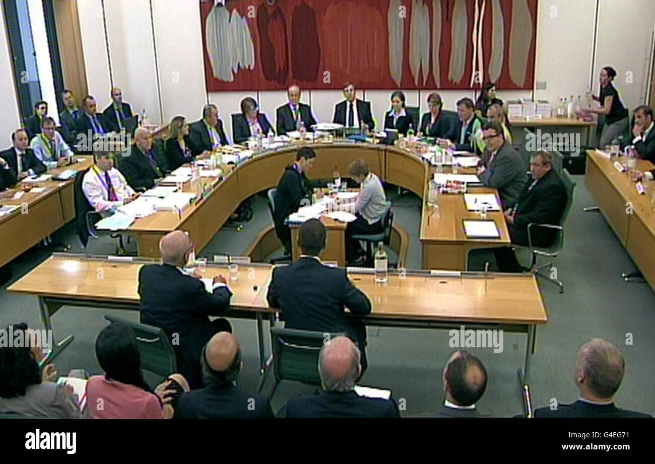 James Murdoch, Deputy Chief Operating Officer und Chairman und Chief Executive Officer, International News Corporation und Rupert Murdoch, Chairman und Chief Executive Officer, News Corporation, die Beweise für die Kultur gibt, Medien- und Sportauswahlausschuss im Unterhaus im Zentrum von London über den Skandal um Telefonhacking in den Nachrichten der Welt. Stockfoto