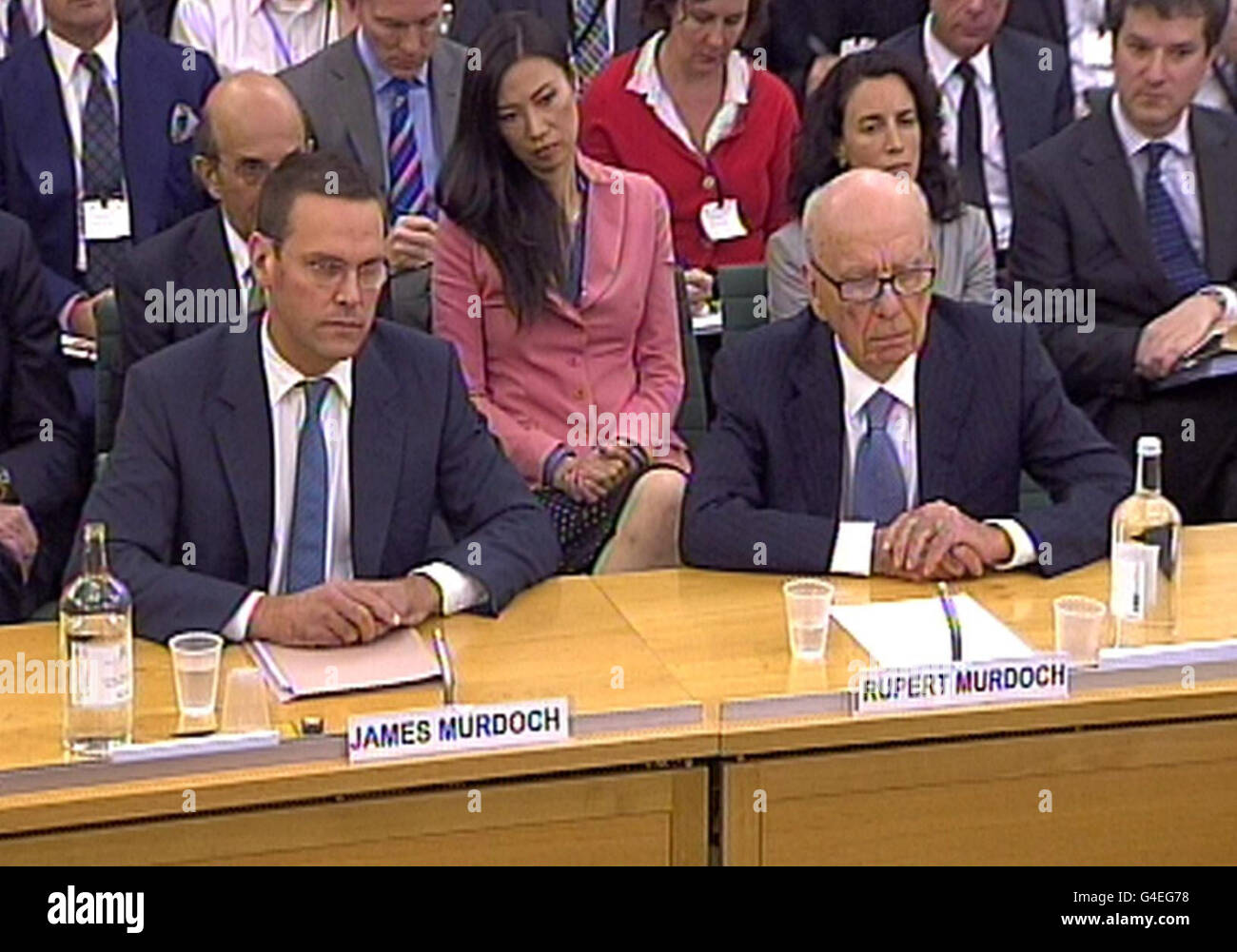 James Murdoch (links) , Deputy Chief Operating Officer und Chairman und Chief Executive Officer, International News Corporation und Rupert Murdoch, Chairman und Chief Executive Officer, News Corporation Giving Evidence to the Culture, Medien- und Sportauswahlausschuss im Unterhaus im Zentrum von London über den Skandal um Telefonhacking in den Nachrichten der Welt. Stockfoto
