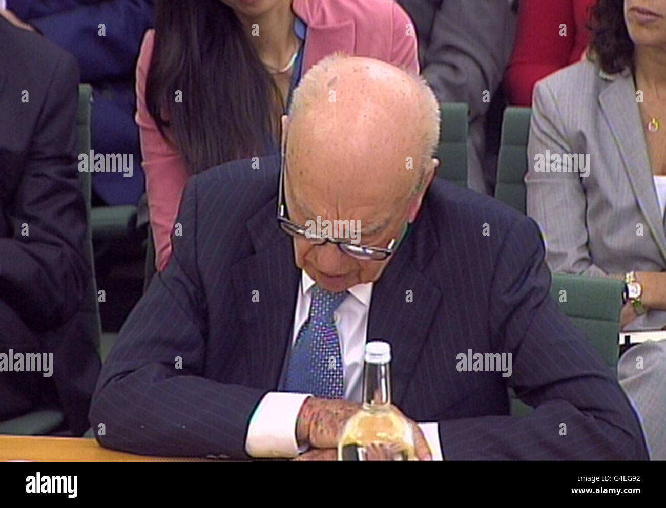 Rupert Murdoch, Chairman und Chief Executive Officer, News Corporation gibt dem Auswahlkomitee für Kultur, Medien und Sport im Unterhaus im Zentrum von London Beweise für den Skandal um Telefonhacking in Nachrichten der Welt. Stockfoto