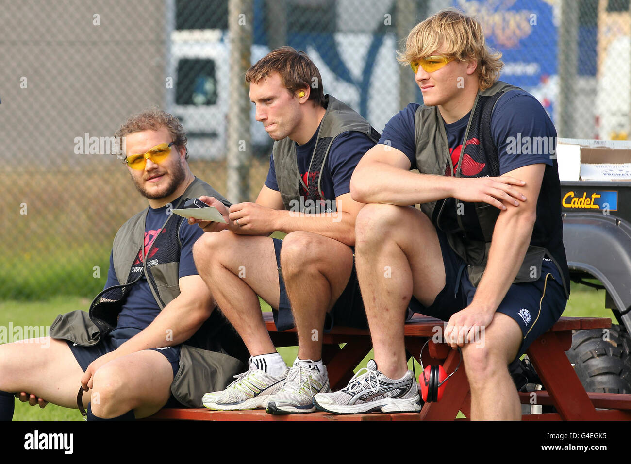 Schottlands Euan Murray (links), Mike Blair (Mitte) und Davin Denton während einer Schießübung während einer Trainingseinheit mit der Armee in der HQ2 Division in Edinburgh. Stockfoto