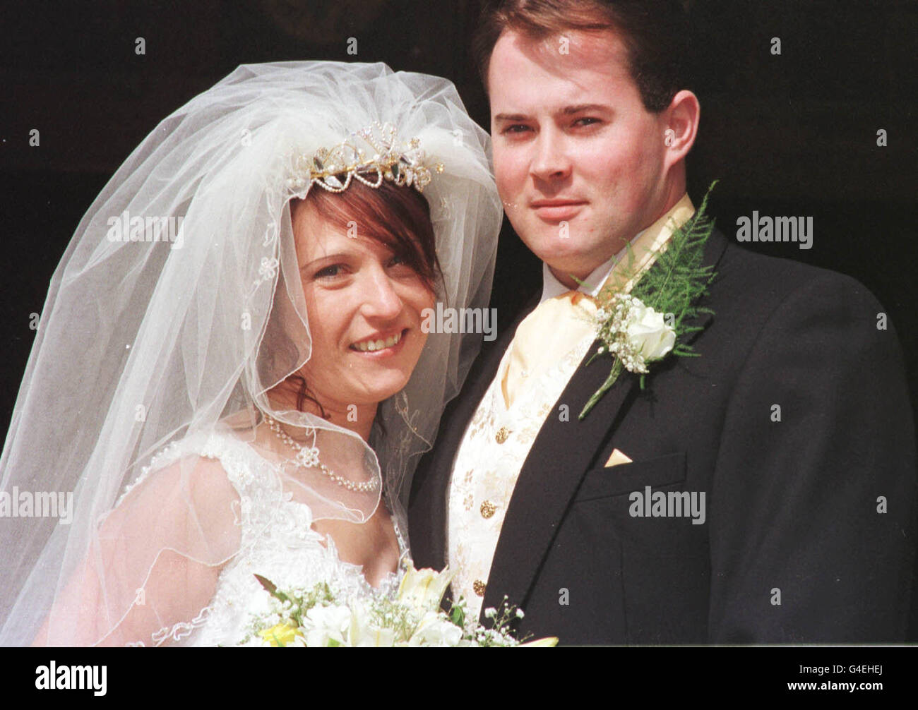 Die frisch Vermählten Denise Bulger und Stuart Fergus in der St Chad's Church, Kirkby, Liverpool. Denise traf Stuart vor zwei Jahren, nachdem ihre Ehe mit ihrem Mann Ralph nach dem Mord an ihrem Sohn James zusammengebrochen war. Siehe PA Story SOCIAL Bulger. Foto von Paul Barker/PA Stockfoto